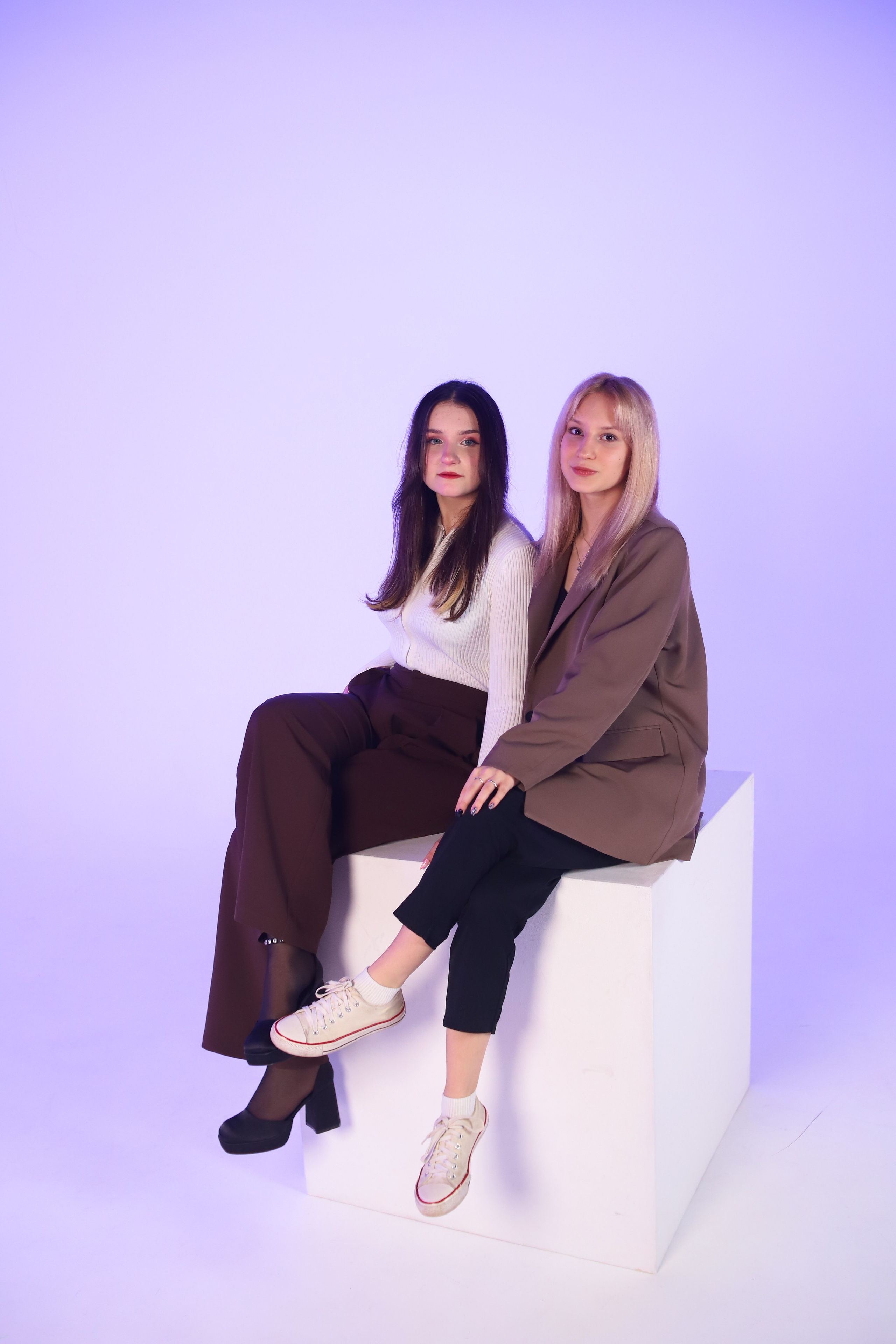 9 Класс в студии с неоном и белой циклорамой. Фотограф в Сургуте Брызгунова Анастасия