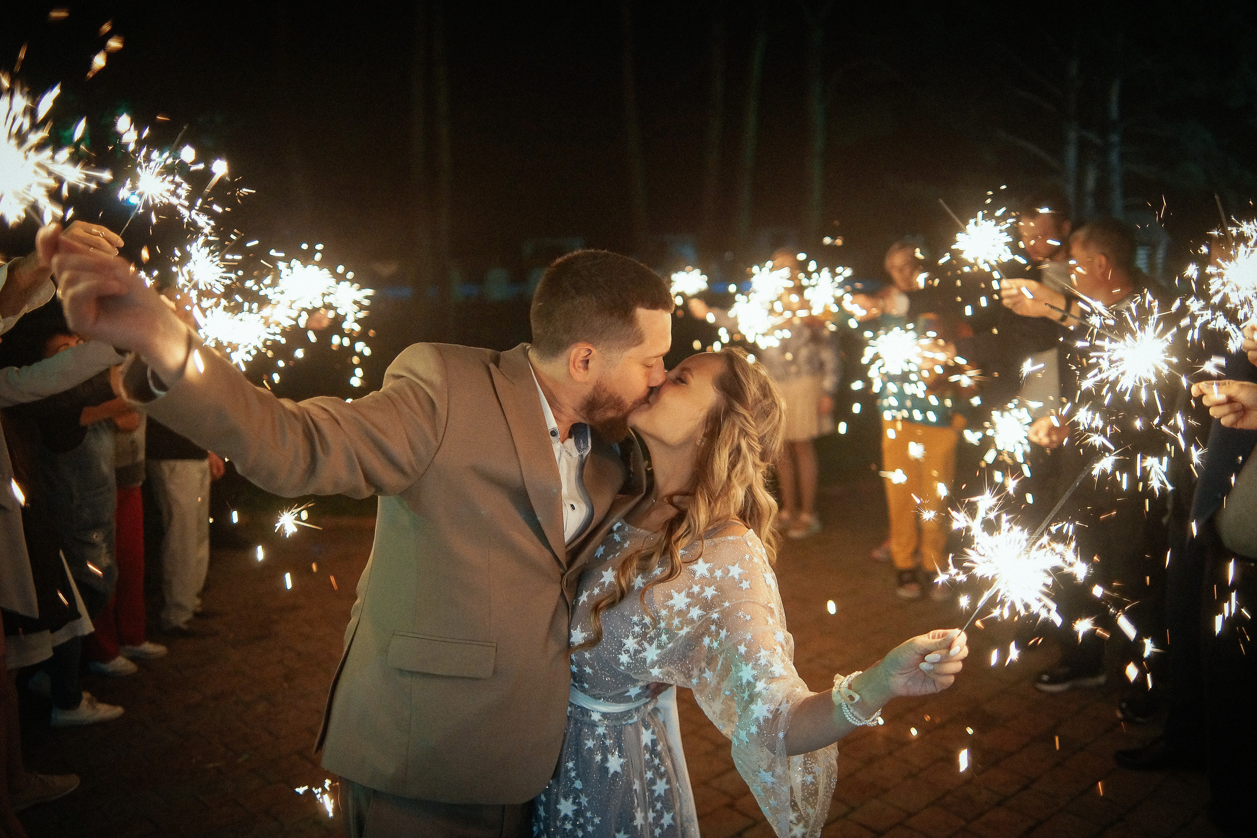 Свадьба в Бердске. Свадебный фотограф Бердск. Съемка прогулки, выездной регистрации и банкета в Crona Spa Hotel.