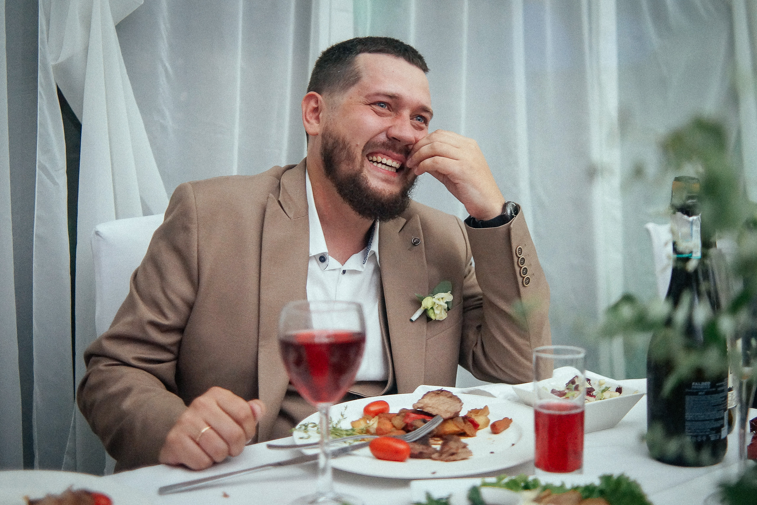 Свадьба в Бердске. Свадебный фотограф Бердск. Съемка прогулки, выездной регистрации и банкета в Crona Spa Hotel.