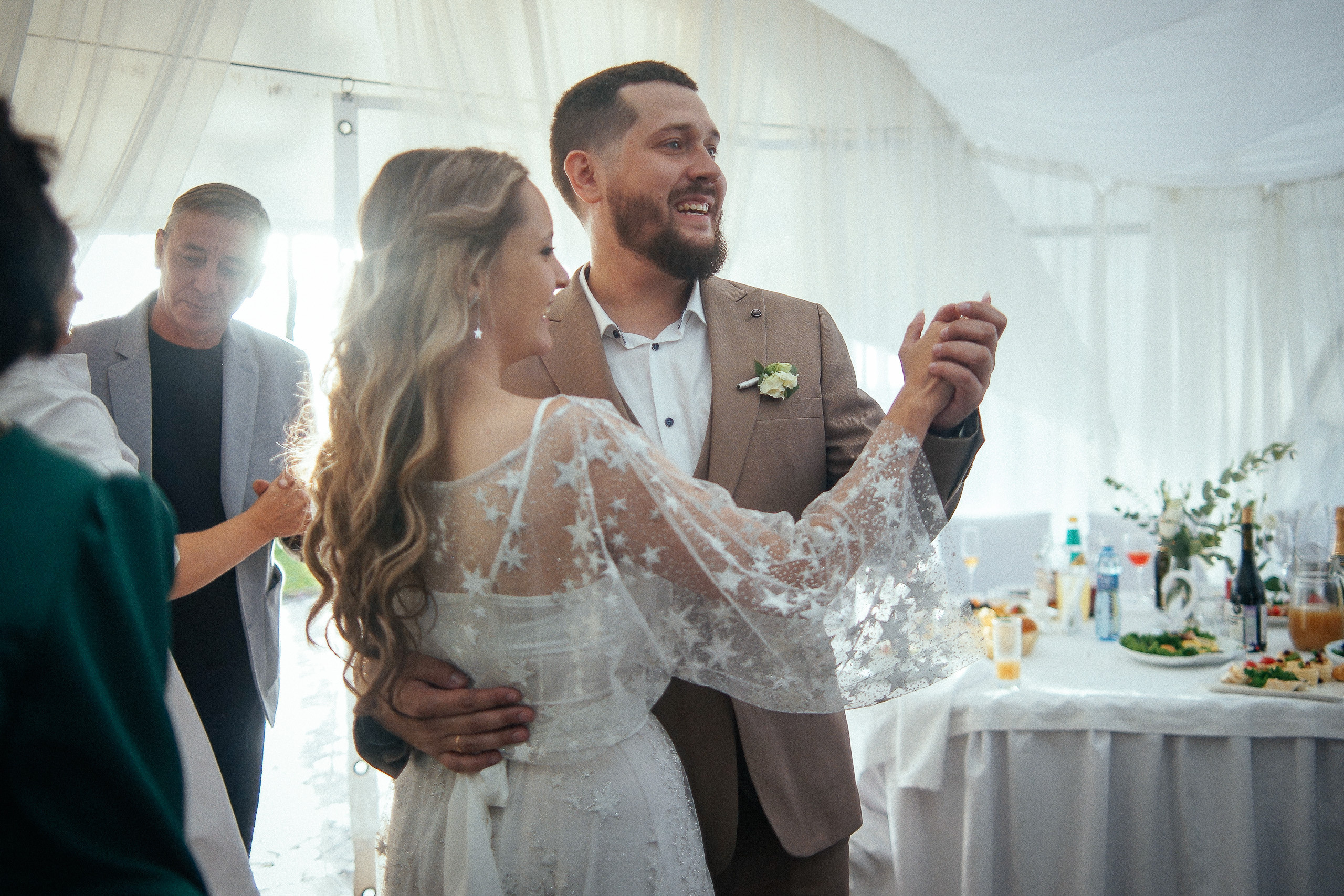 Свадьба в Бердске. Свадебный фотограф Бердск. Съемка прогулки, выездной регистрации и банкета в Crona Spa Hotel.