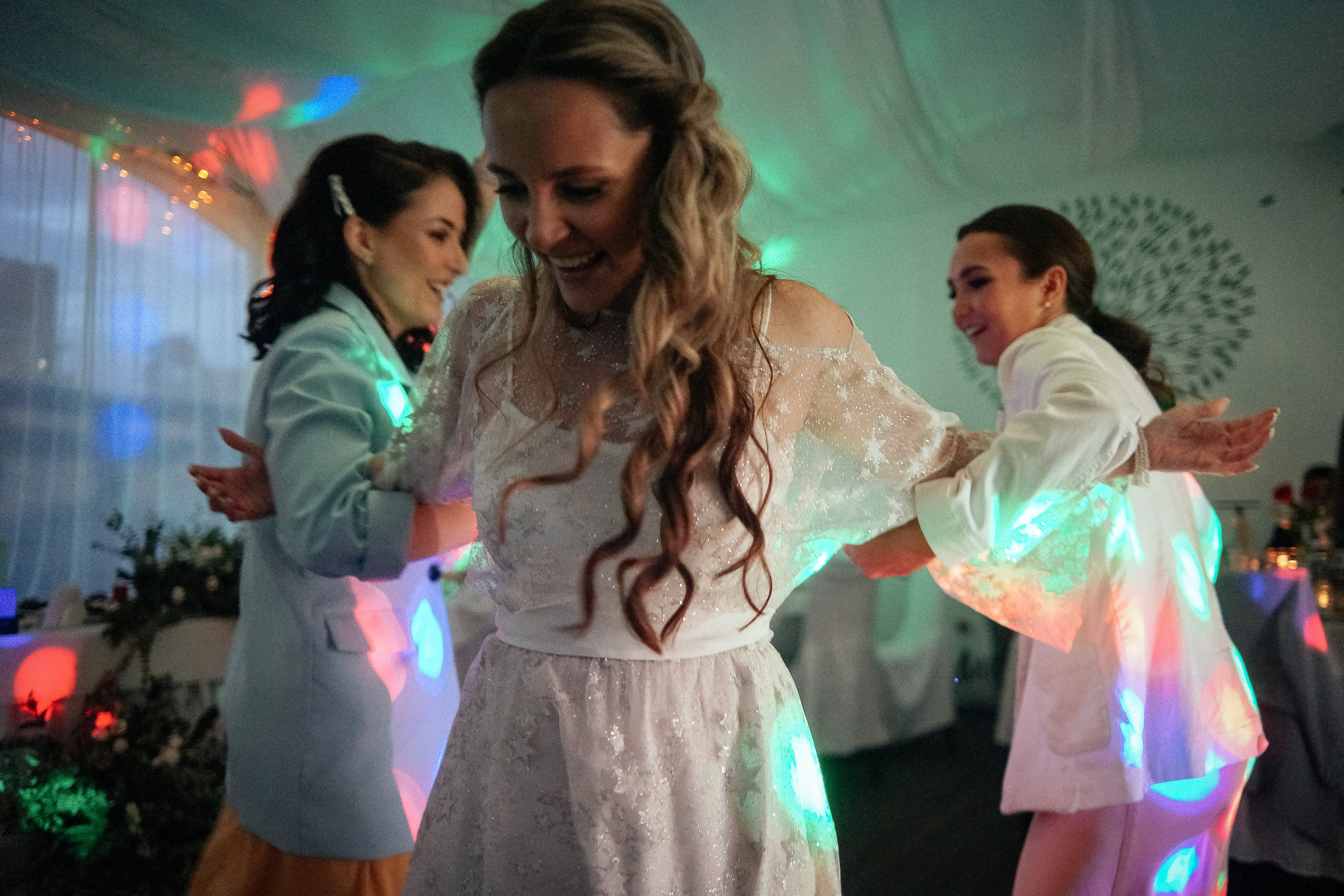 Свадьба в Бердске. Свадебный фотограф Бердск. Съемка прогулки, выездной регистрации и банкета в Crona Spa Hotel.