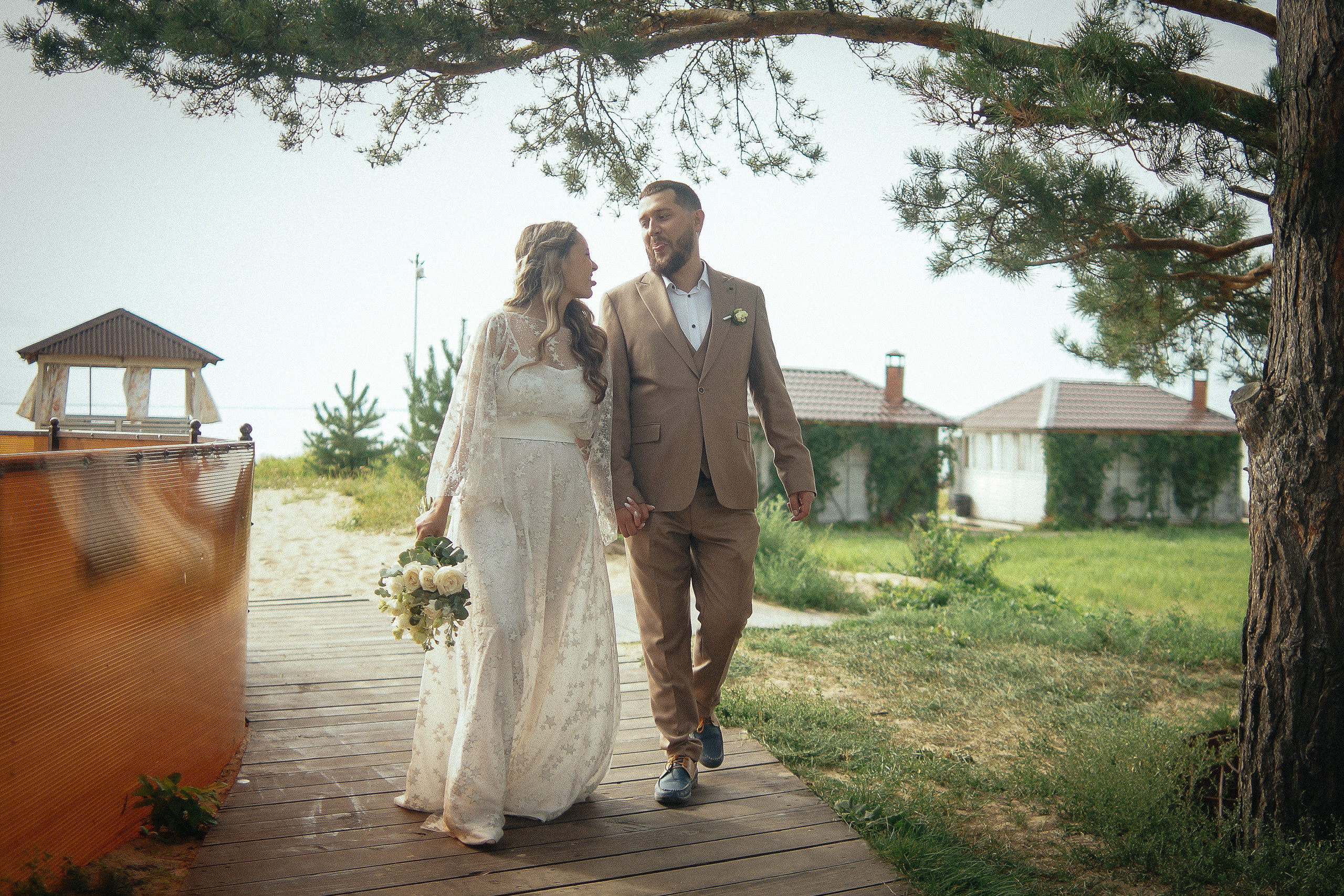 Свадьба в Бердске. Свадебный фотограф Бердск. Съемка прогулки, выездной регистрации и банкета в Crona Spa Hotel.
