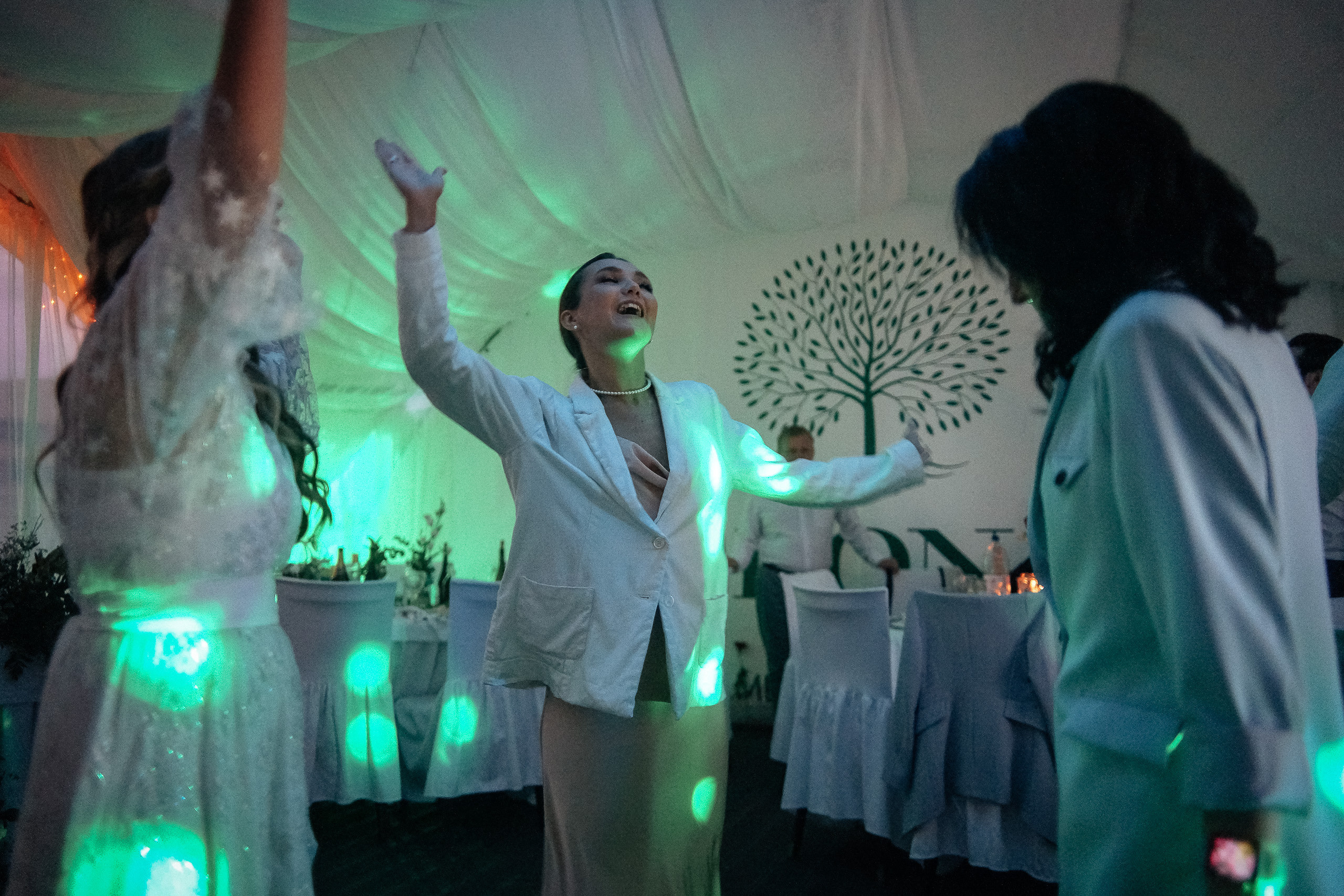 Свадьба в Бердске. Свадебный фотограф Бердск. Съемка прогулки, выездной регистрации и банкета в Crona Spa Hotel.