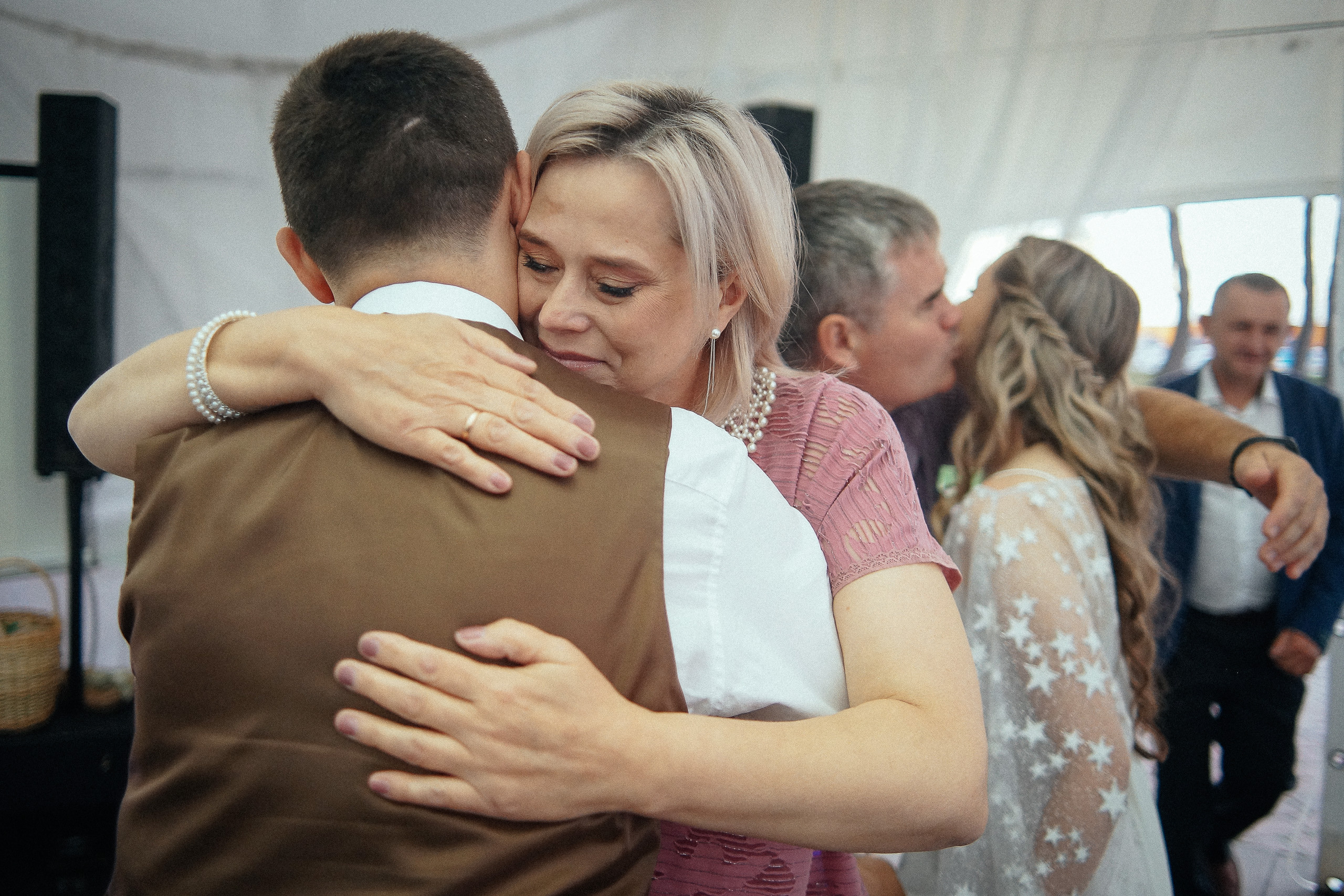 Свадьба в Бердске. Свадебный фотограф Бердск. Съемка прогулки, выездной регистрации и банкета в Crona Spa Hotel.