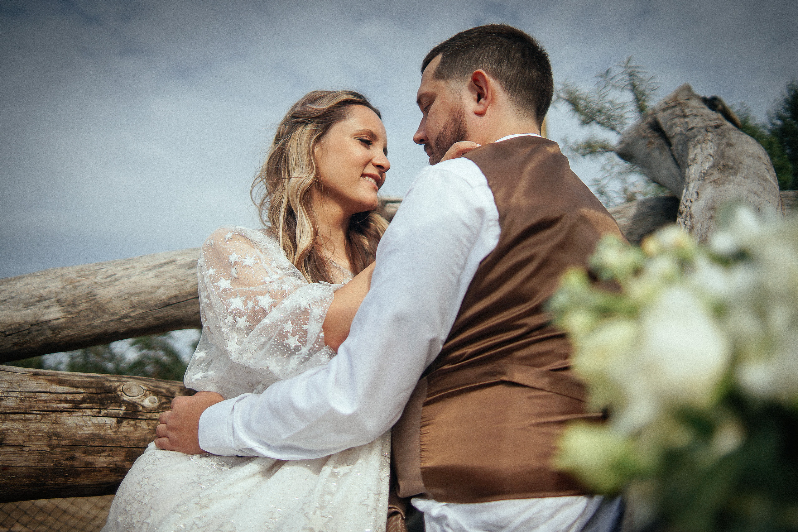 Свадьба в Бердске. Свадебный фотограф Бердск. Съемка прогулки, выездной регистрации и банкета в Crona Spa Hotel.
