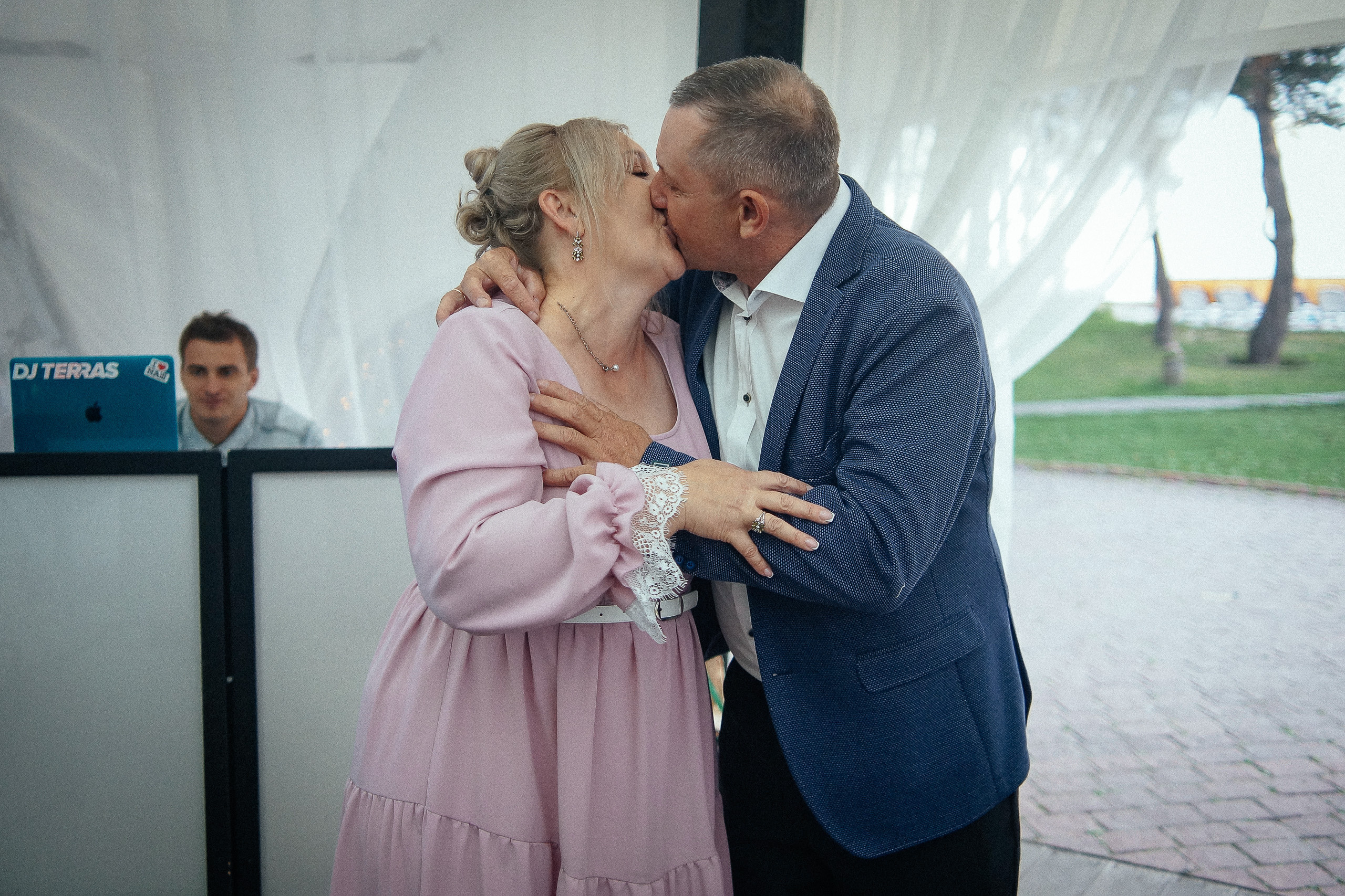 Свадьба в Бердске. Свадебный фотограф Бердск. Съемка прогулки, выездной регистрации и банкета в Crona Spa Hotel.