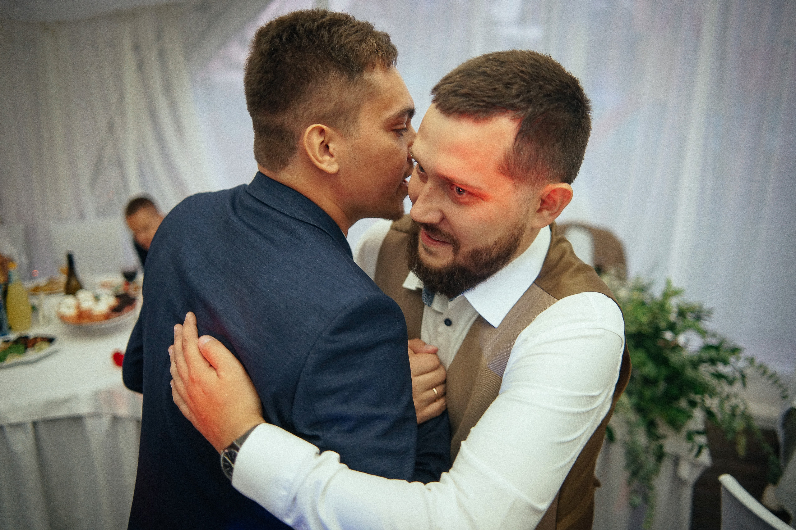 Свадьба в Бердске. Свадебный фотограф Бердск. Съемка прогулки, выездной регистрации и банкета в Crona Spa Hotel.