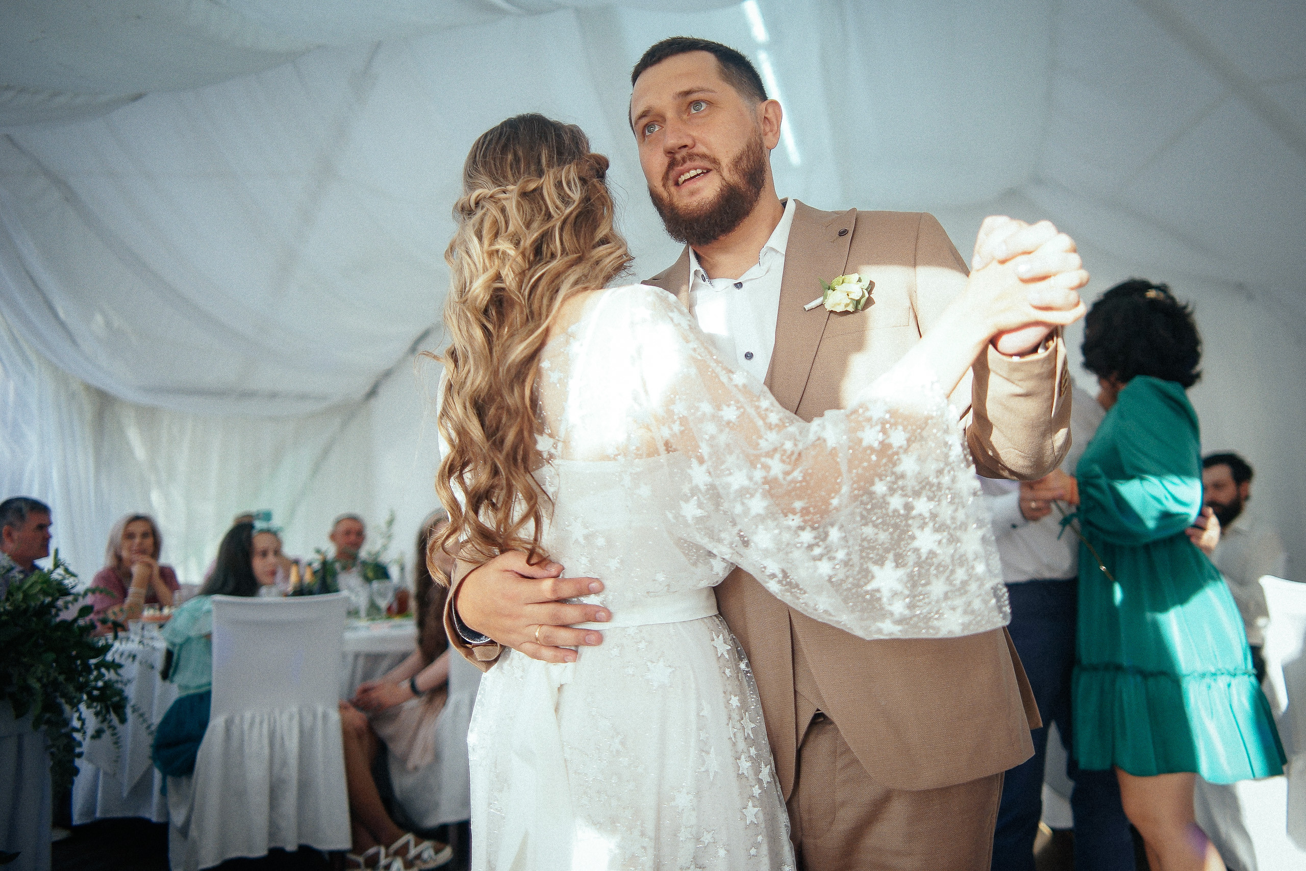 Свадьба в Бердске. Свадебный фотограф Бердск. Съемка прогулки, выездной регистрации и банкета в Crona Spa Hotel.