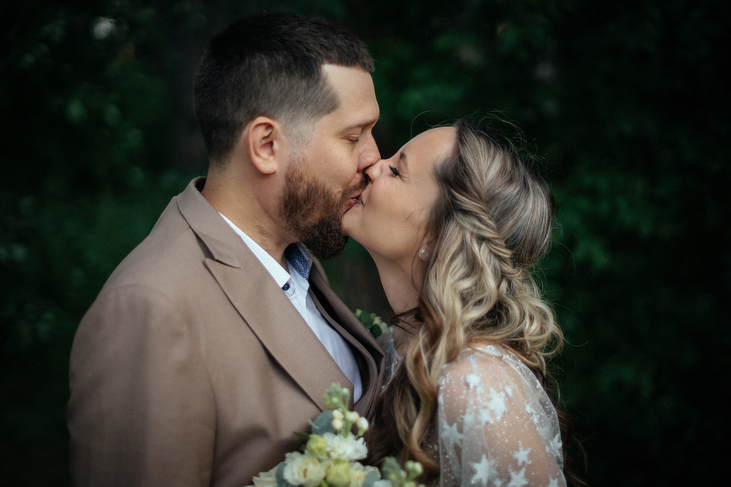 Свадьба в Бердске. Свадебный фотограф Бердск. Съемка прогулки, выездной регистрации и банкета в Crona Spa Hotel.