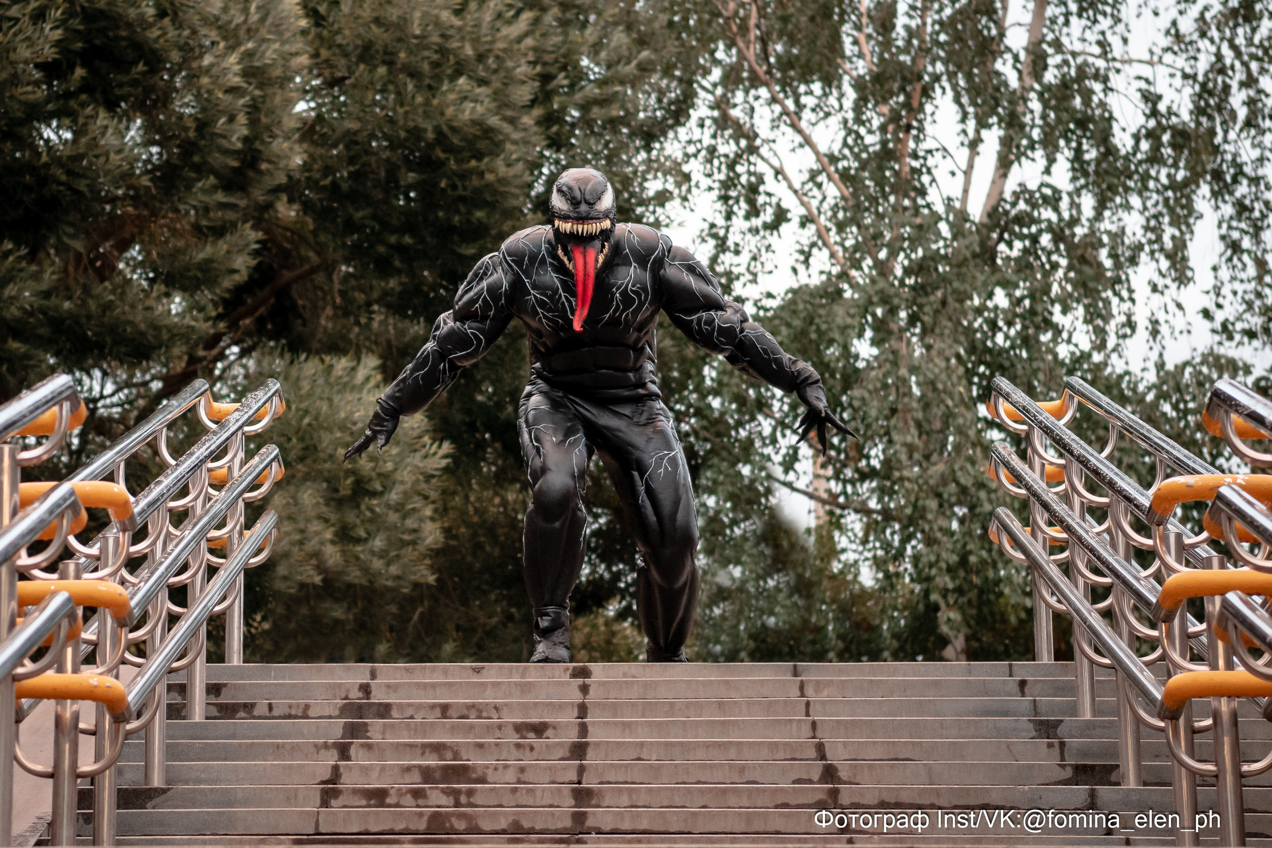 Человек паук и Веном в метро ЕКБ. Фомина Елена Свадебный и семейный фотограф