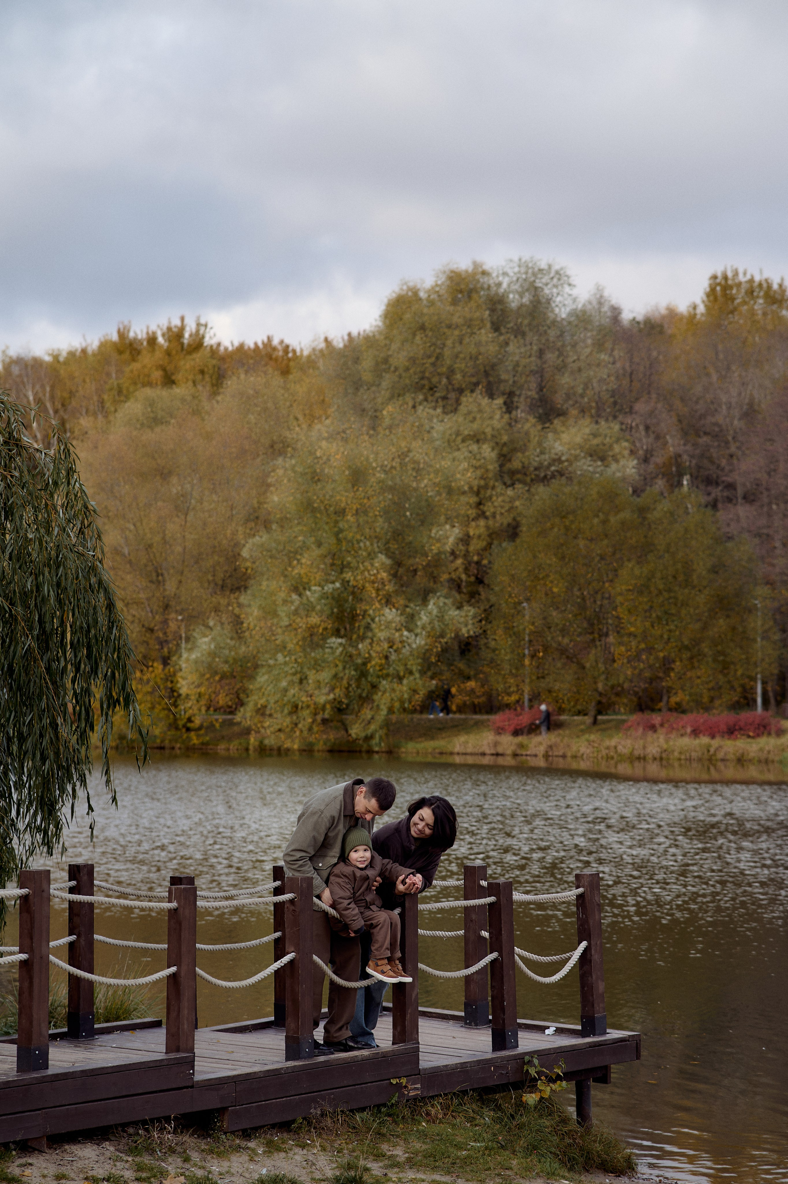 Вова, Юля и Максим в осеннем парке. Семейный и свадебный lifestyle-фотограф в Москве Мария Петрова
