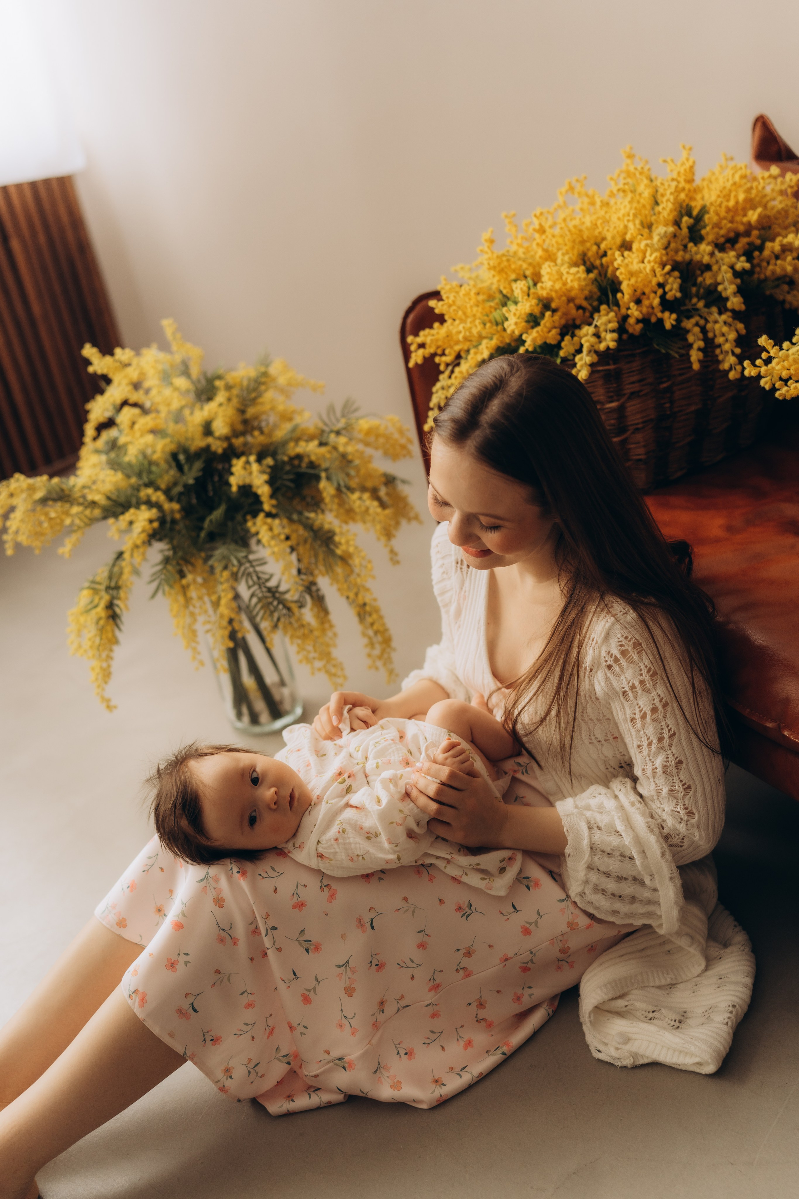 Мама с дочкой и мимозы. Семейный фотограф в Казани