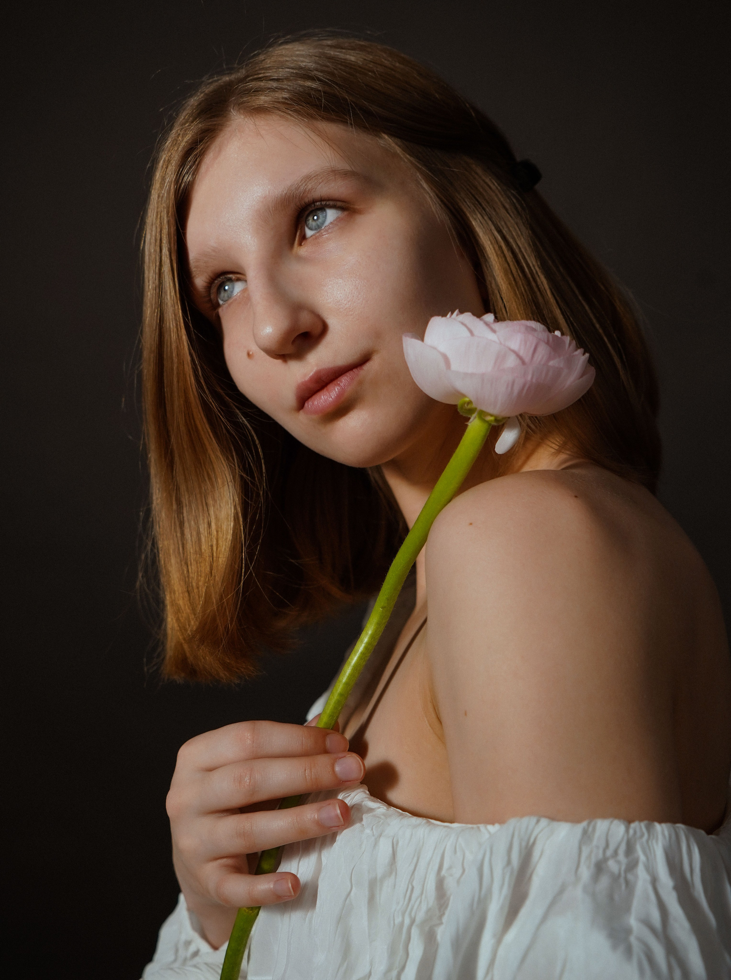 Портретная фотосессия в студии с цветами для Анны в Санкт-Петербург. Светлана Гопанюк. Портретный фотограф. Санкт-Петербург. СПб