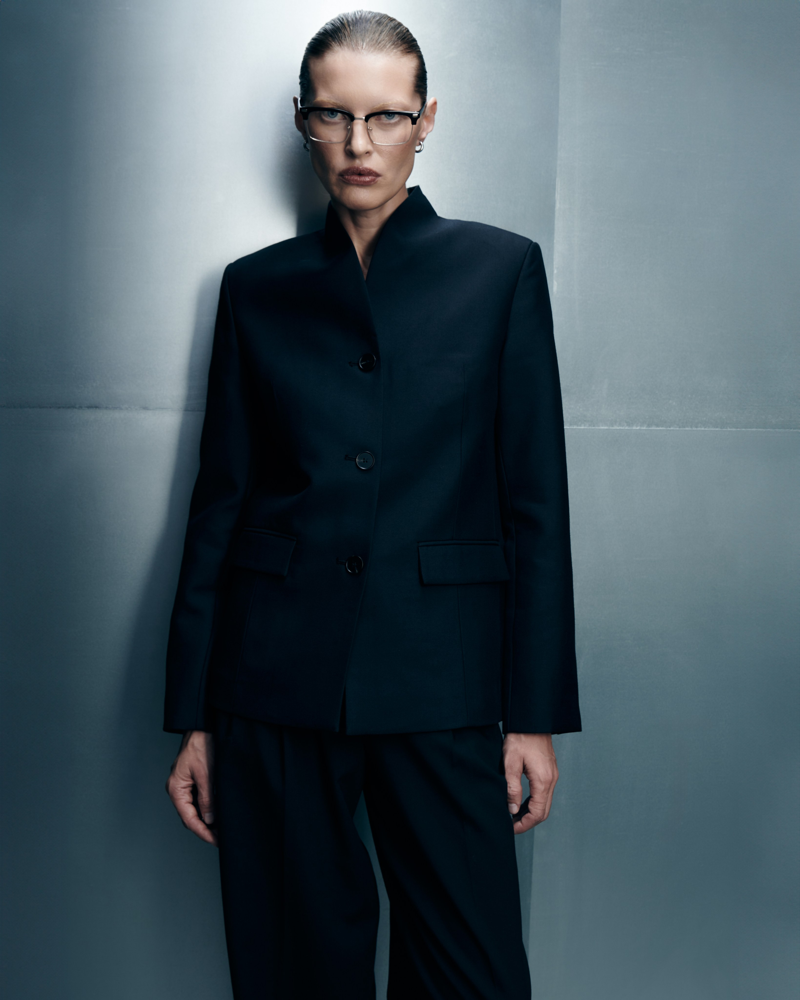 Снимаю одежду и аксессуары для молодых брендов и дизайнеров. Студийные лукбуки, каталожные съёмки, фоны, свет и атмосфера — всё под концепцию проекта. Помогаю выстроить грамотный сетап, понимаю стилистику и задачу. Также работаю гафером — знаю, как выжать максимум из света.