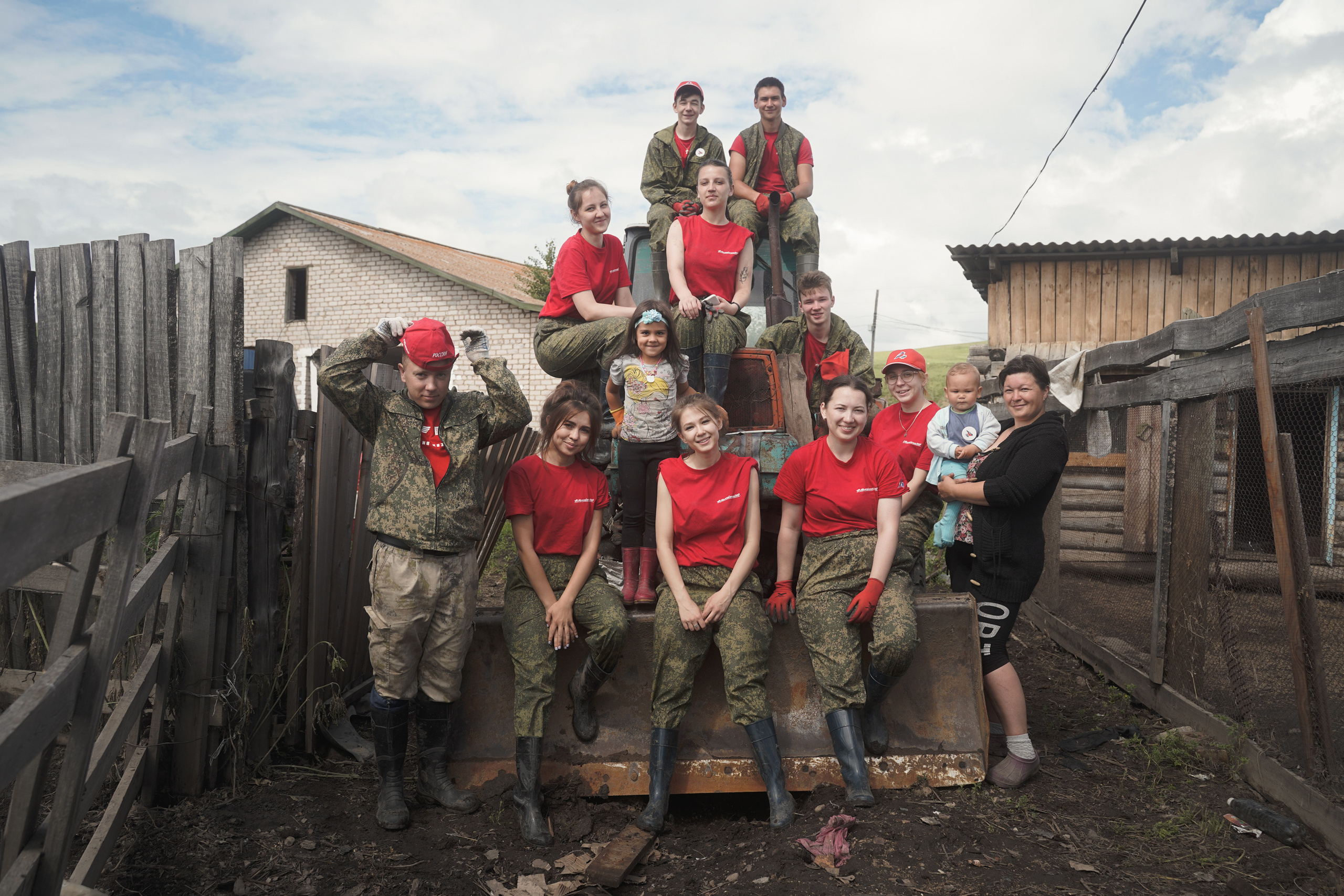 Добровольческий отряд после наводнения в селе Ундино-Поселье, 2021. Андрей Фадеев фото видео Тбилиси