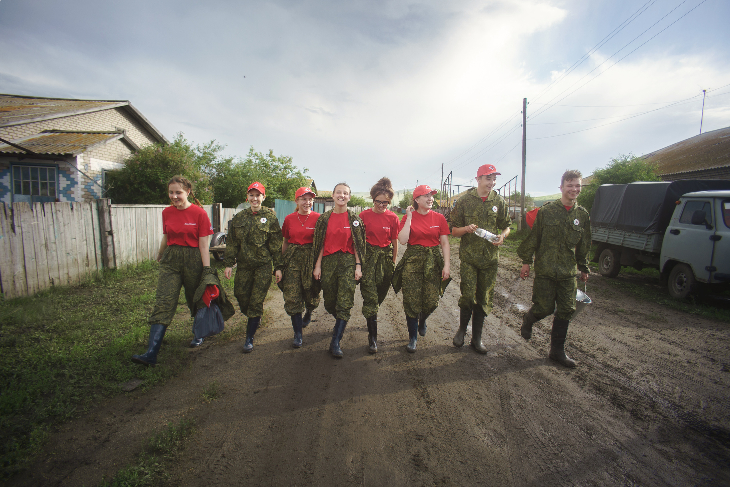 Добровольческий отряд после наводнения в селе Ундино-Поселье, 2021. Андрей Фадеев фото видео Тбилиси