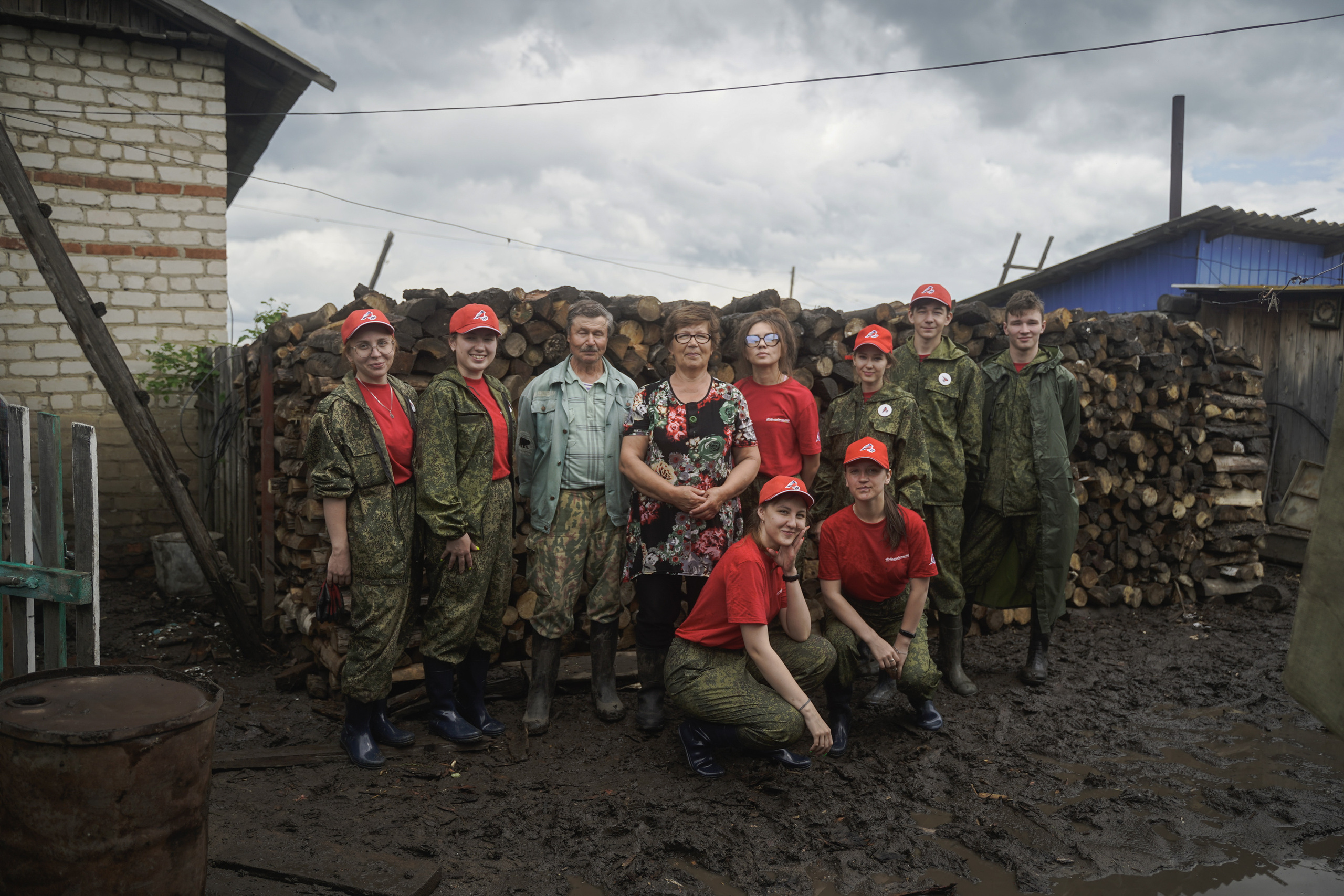 Добровольческий отряд после наводнения в селе Ундино-Поселье, 2021. Андрей Фадеев фото видео Тбилиси
