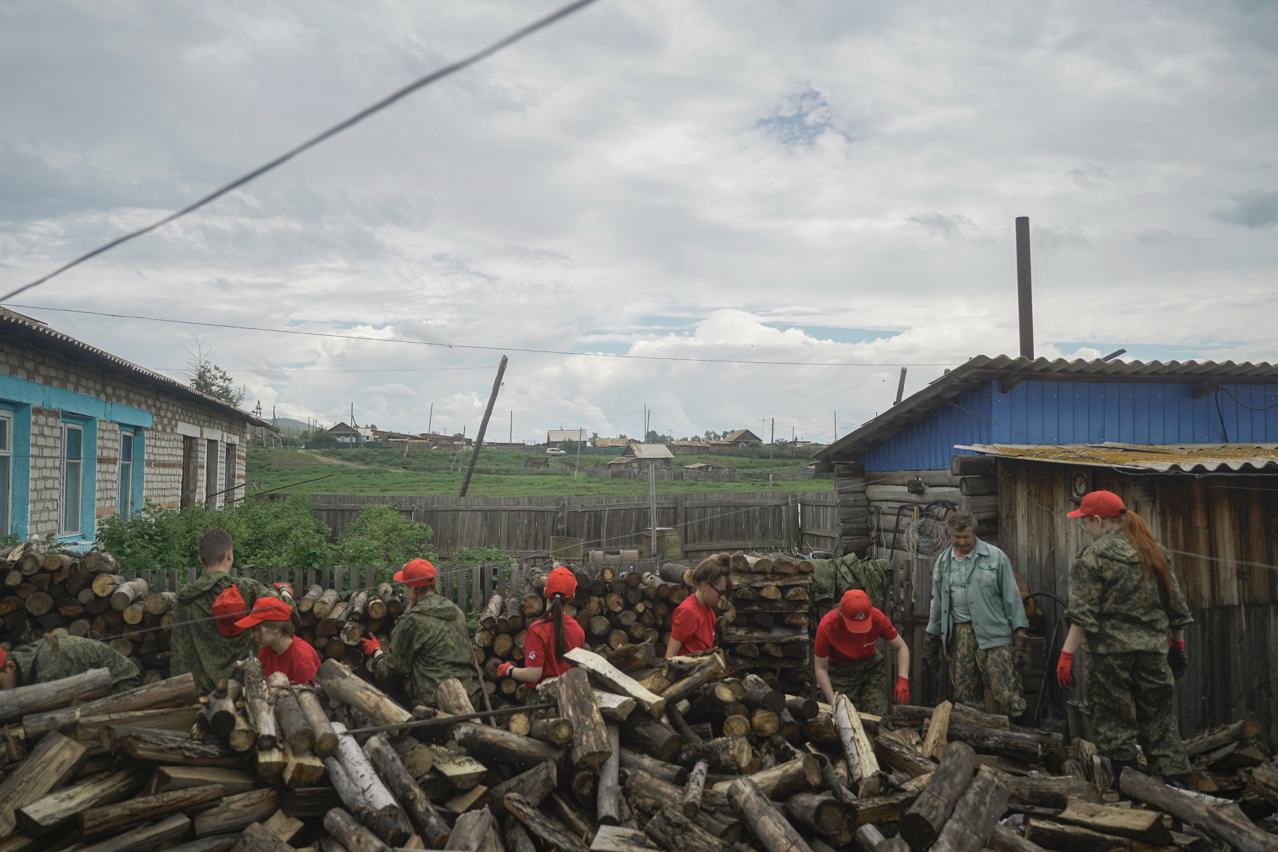 Добровольческий отряд после наводнения в селе Ундино-Поселье, 2021. Андрей Фадеев фото видео Тбилиси