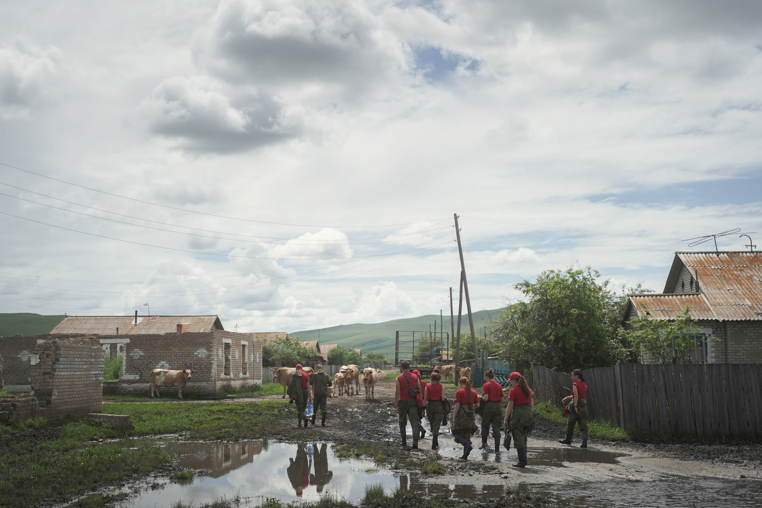 Добровольческий отряд после наводнения в селе Ундино-Поселье, 2021. Андрей Фадеев фото видео Тбилиси