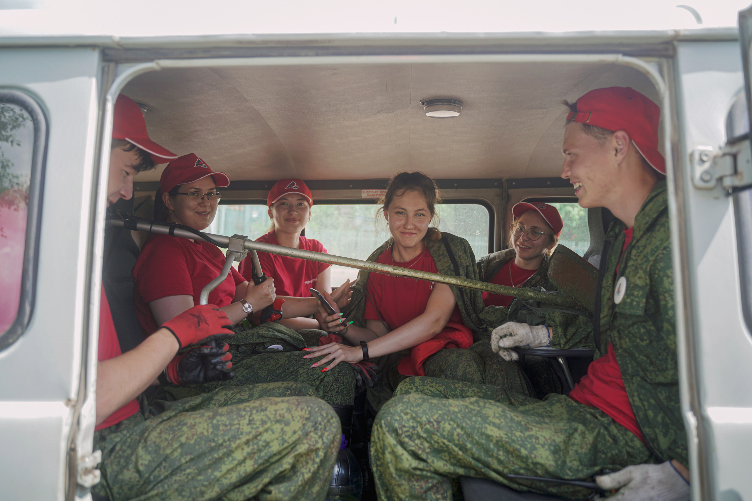 Добровольческий отряд после наводнения в селе Ундино-Поселье, 2021. Андрей Фадеев фото видео Тбилиси