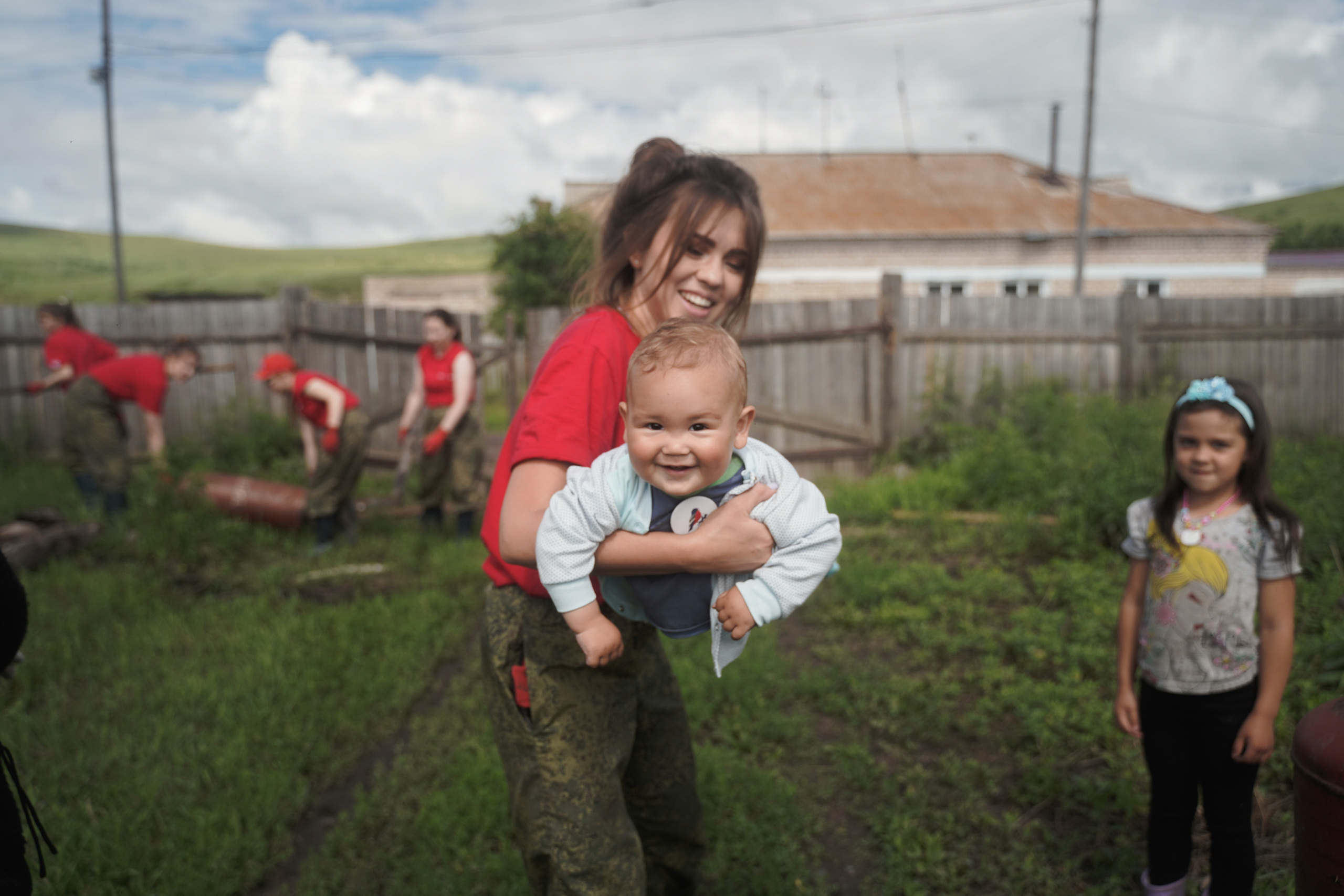 Добровольческий отряд после наводнения в селе Ундино-Поселье, 2021. Андрей Фадеев фото видео Тбилиси