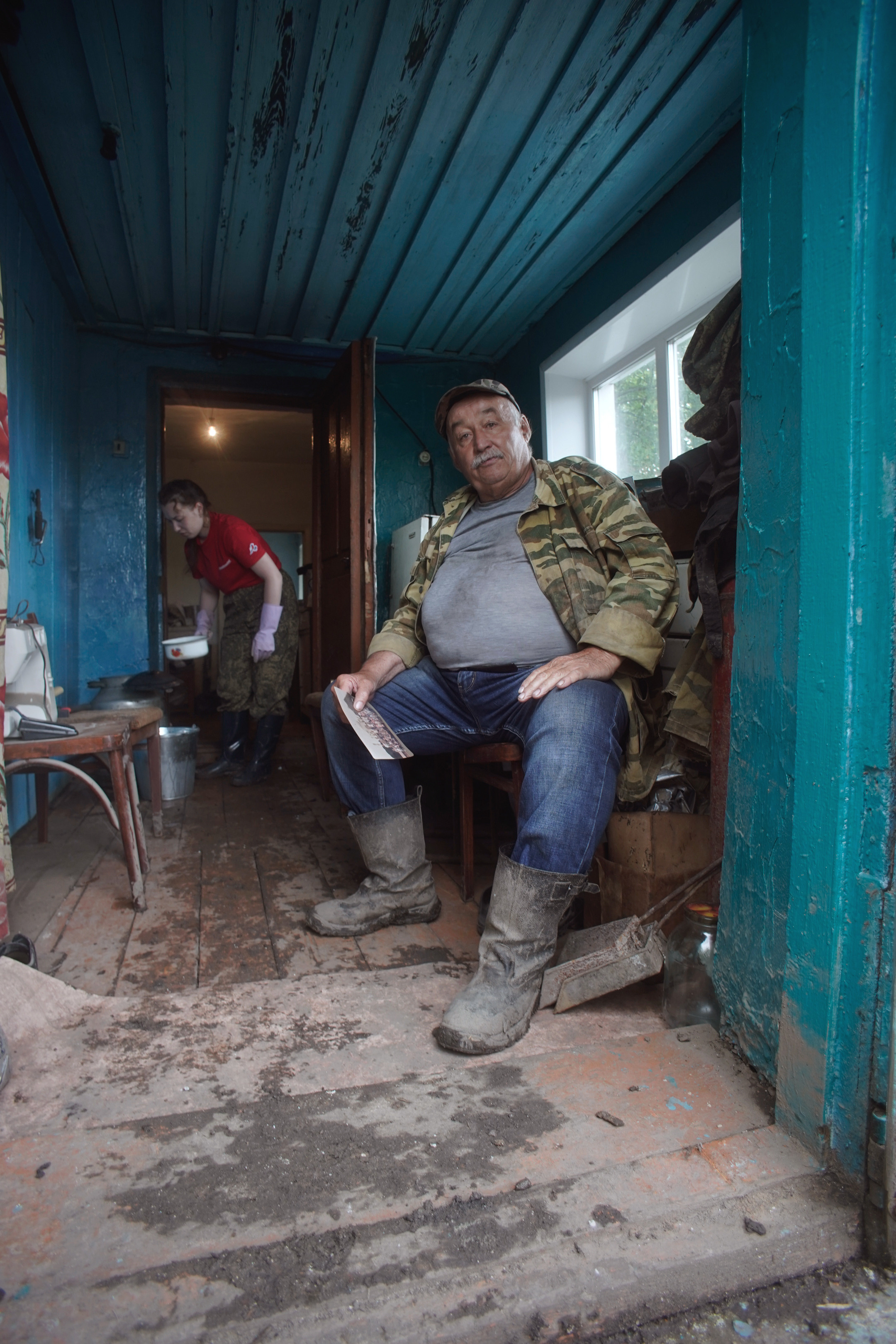 Добровольческий отряд после наводнения в селе Ундино-Поселье, 2021. Андрей Фадеев фото видео Тбилиси