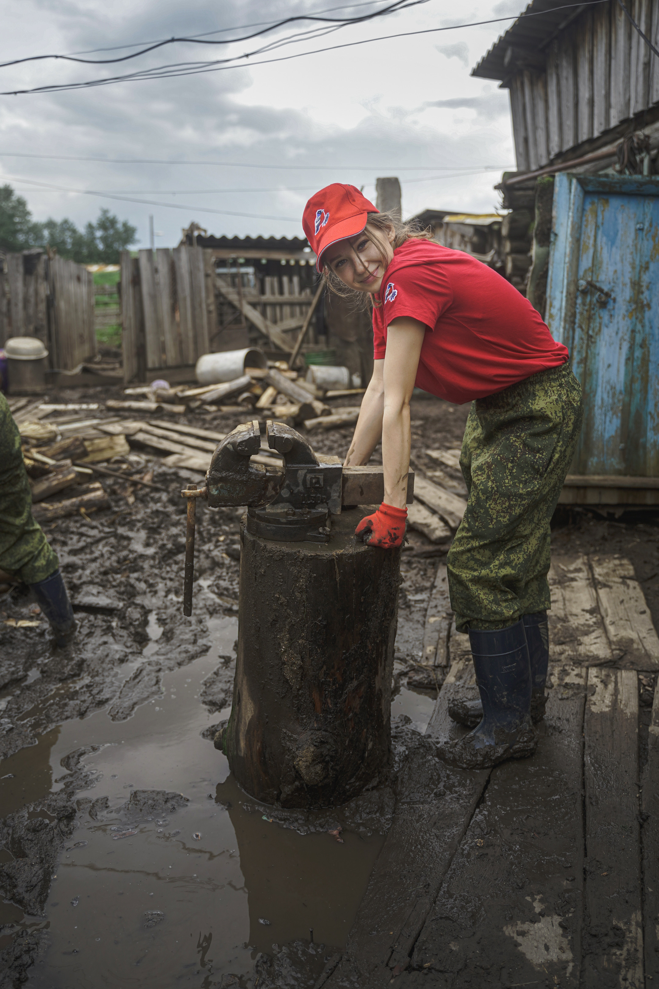 Добровольческий отряд после наводнения в селе Ундино-Поселье, 2021. Андрей Фадеев фото видео Тбилиси