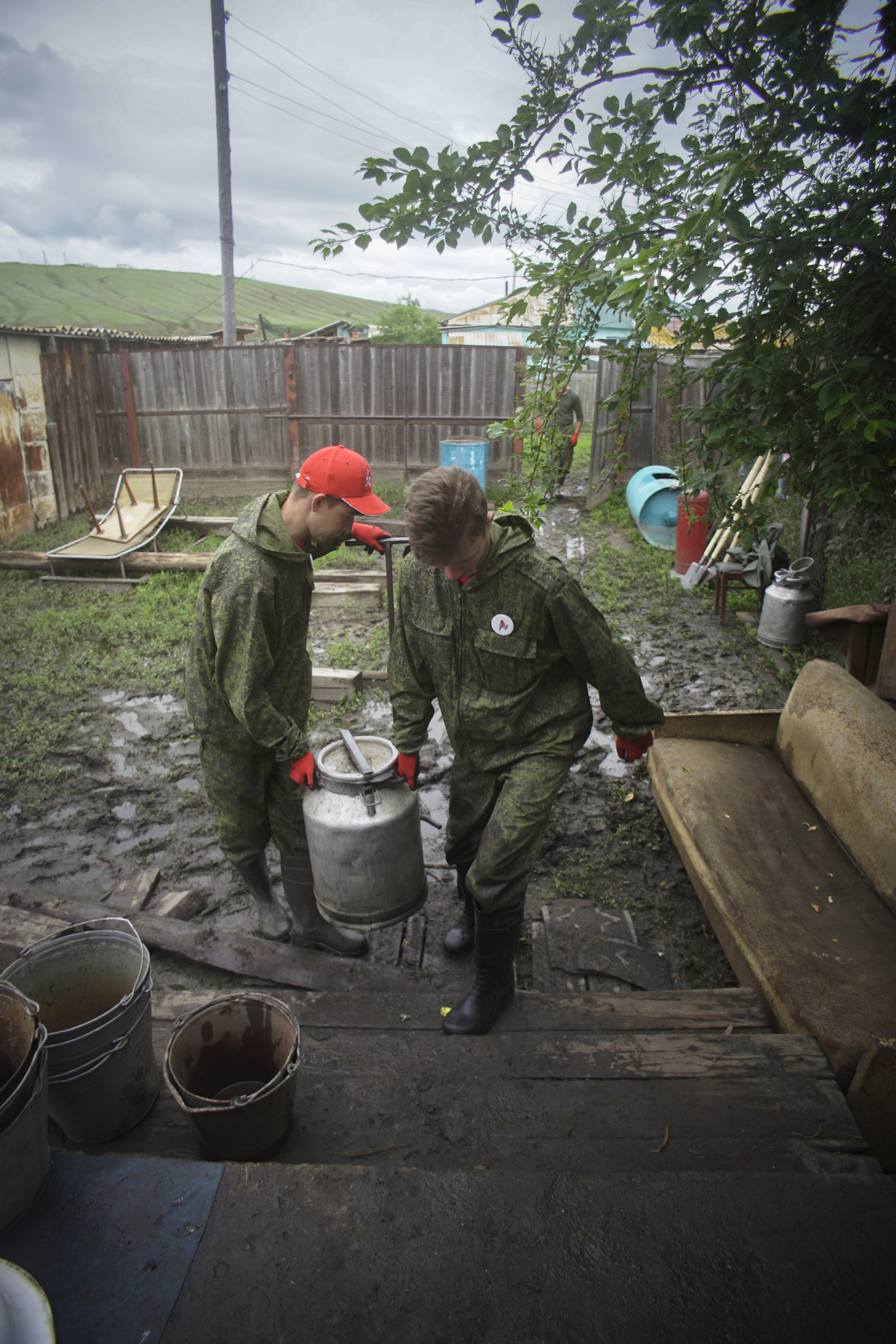 Добровольческий отряд после наводнения в селе Ундино-Поселье, 2021. Андрей Фадеев фото видео Тбилиси