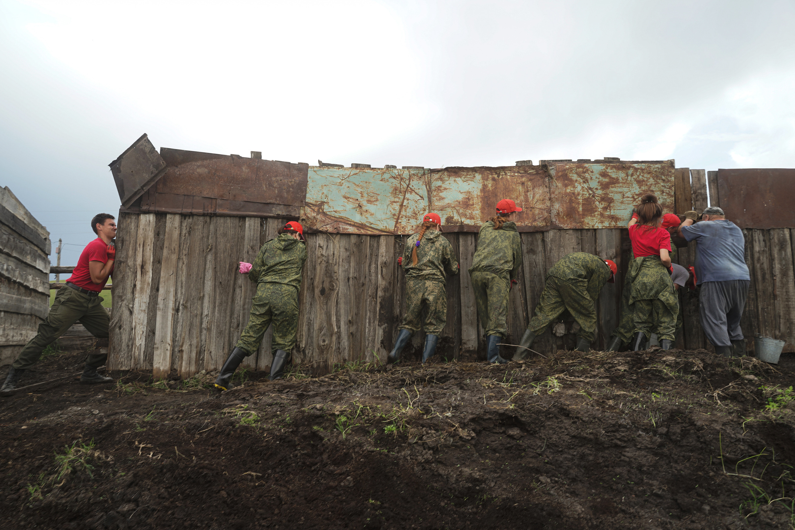 Добровольческий отряд после наводнения в селе Ундино-Поселье, 2021. Андрей Фадеев фото видео Тбилиси