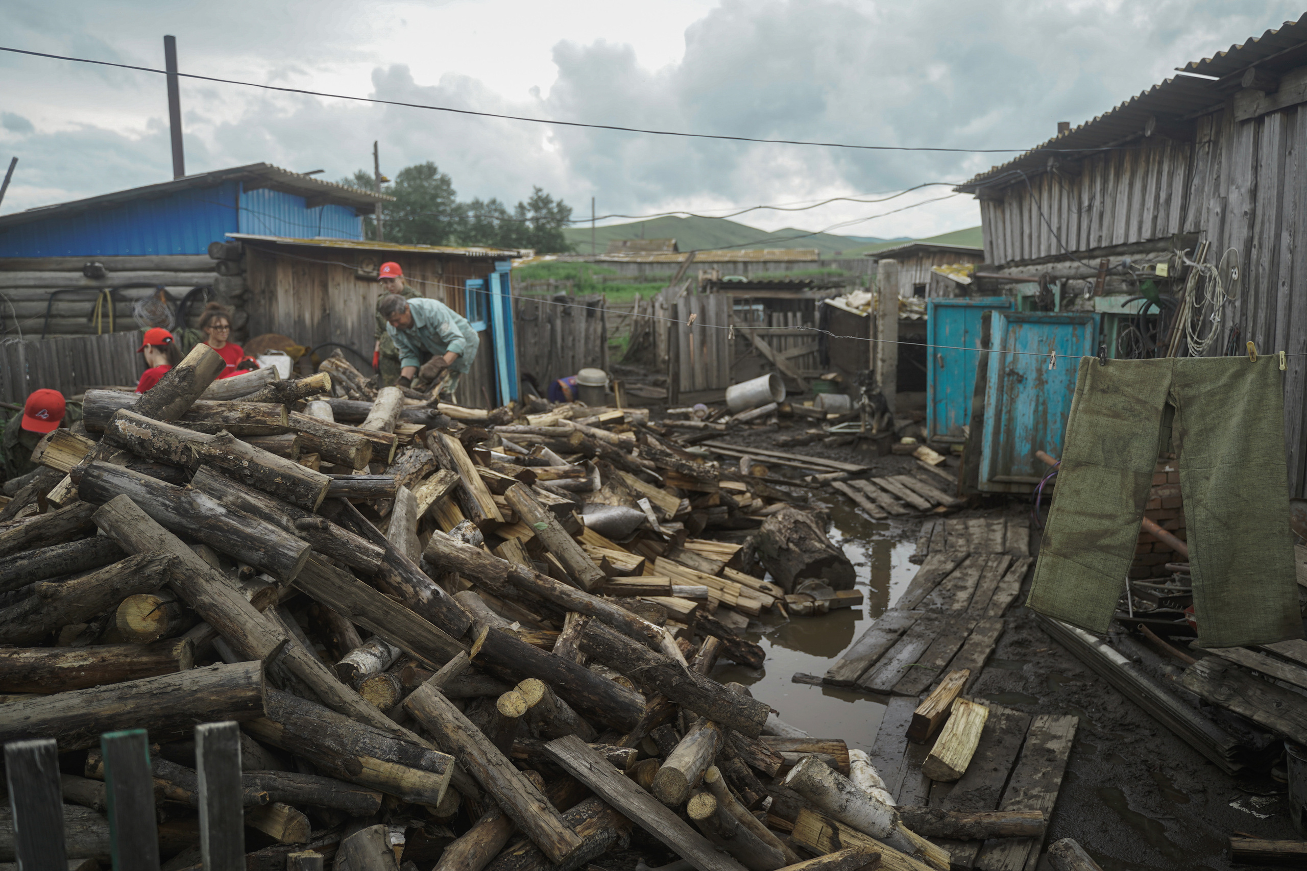 Добровольческий отряд после наводнения в селе Ундино-Поселье, 2021. Андрей Фадеев фото видео Тбилиси