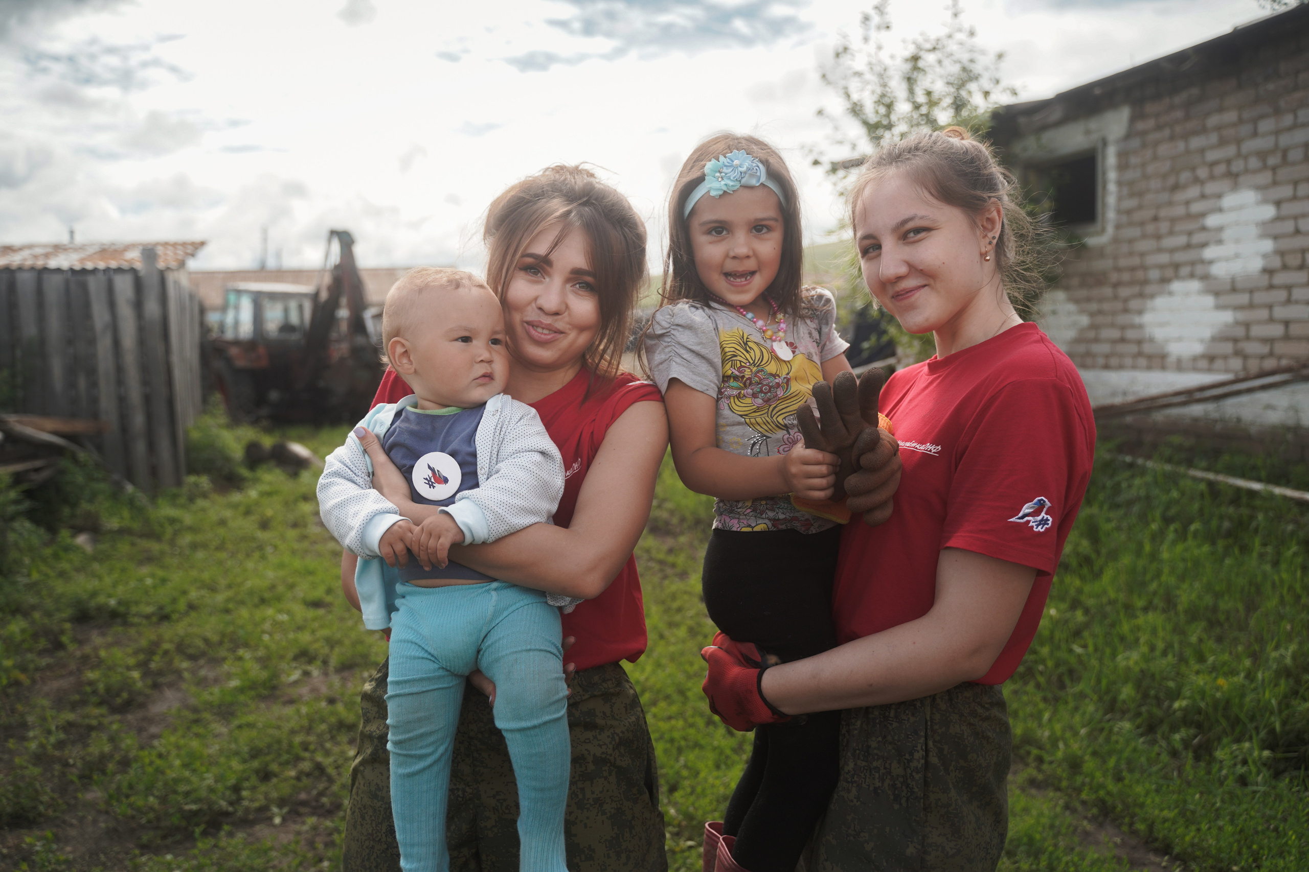 Добровольческий отряд после наводнения в селе Ундино-Поселье, 2021. Андрей Фадеев фото видео Тбилиси