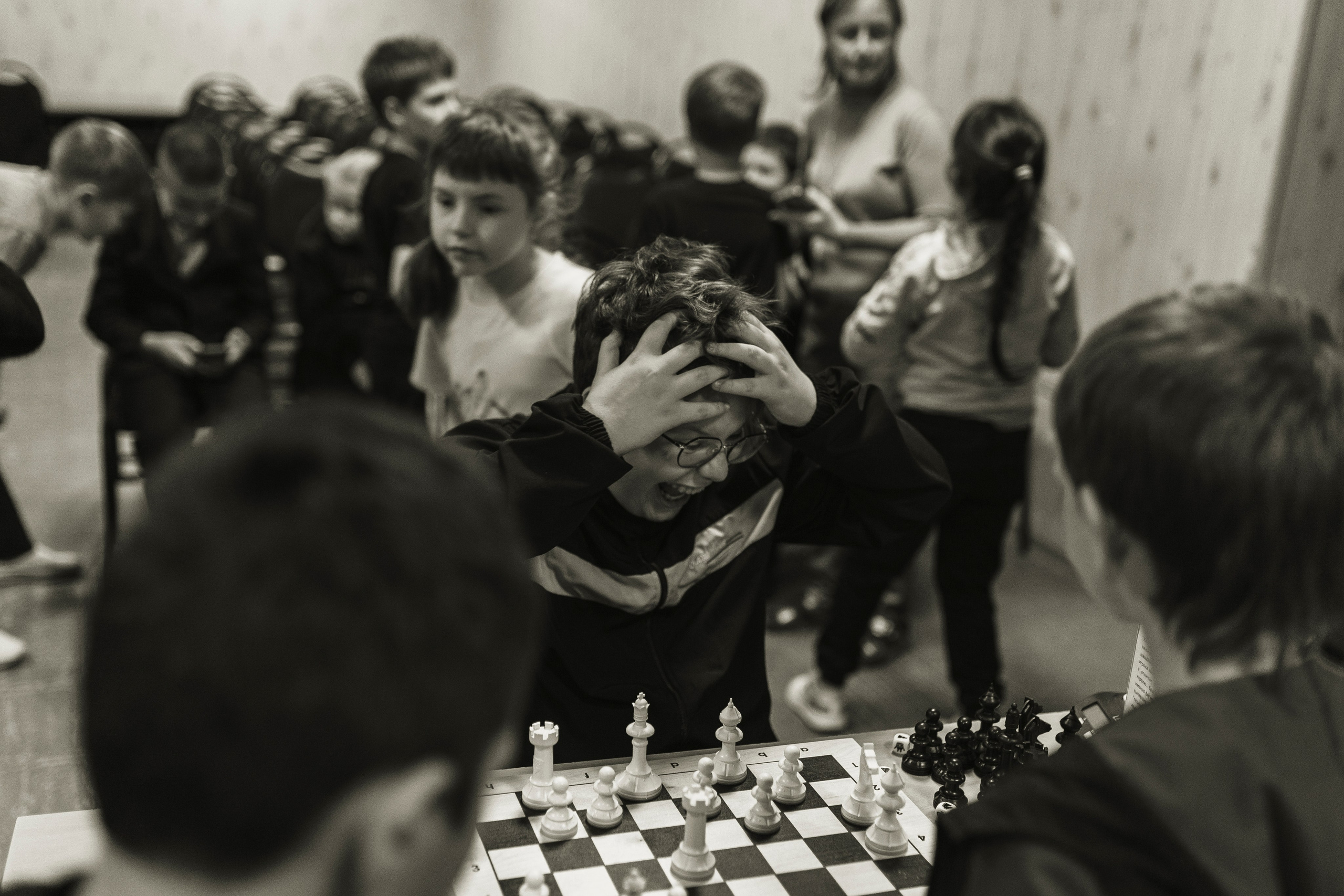 Репортажная сьёмка игры в шахматы в детском доме. Семейный и детский фотограф в Рязани Васюгова Мария