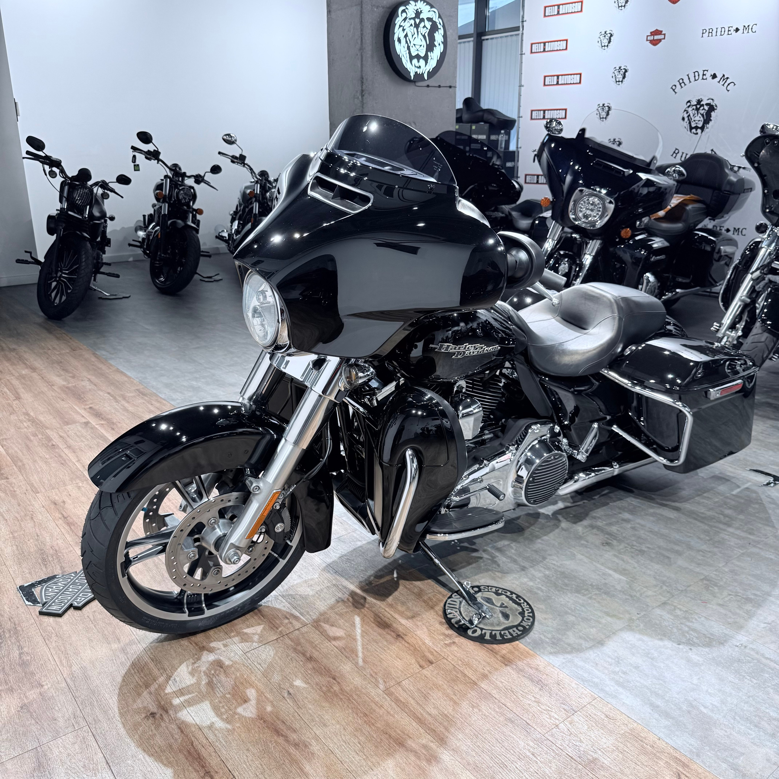 2014 Street Glide Sресiаl 103 ABS Vivid Blасk. Hello Davidson, Москва. Только хорошие мотоциклы…