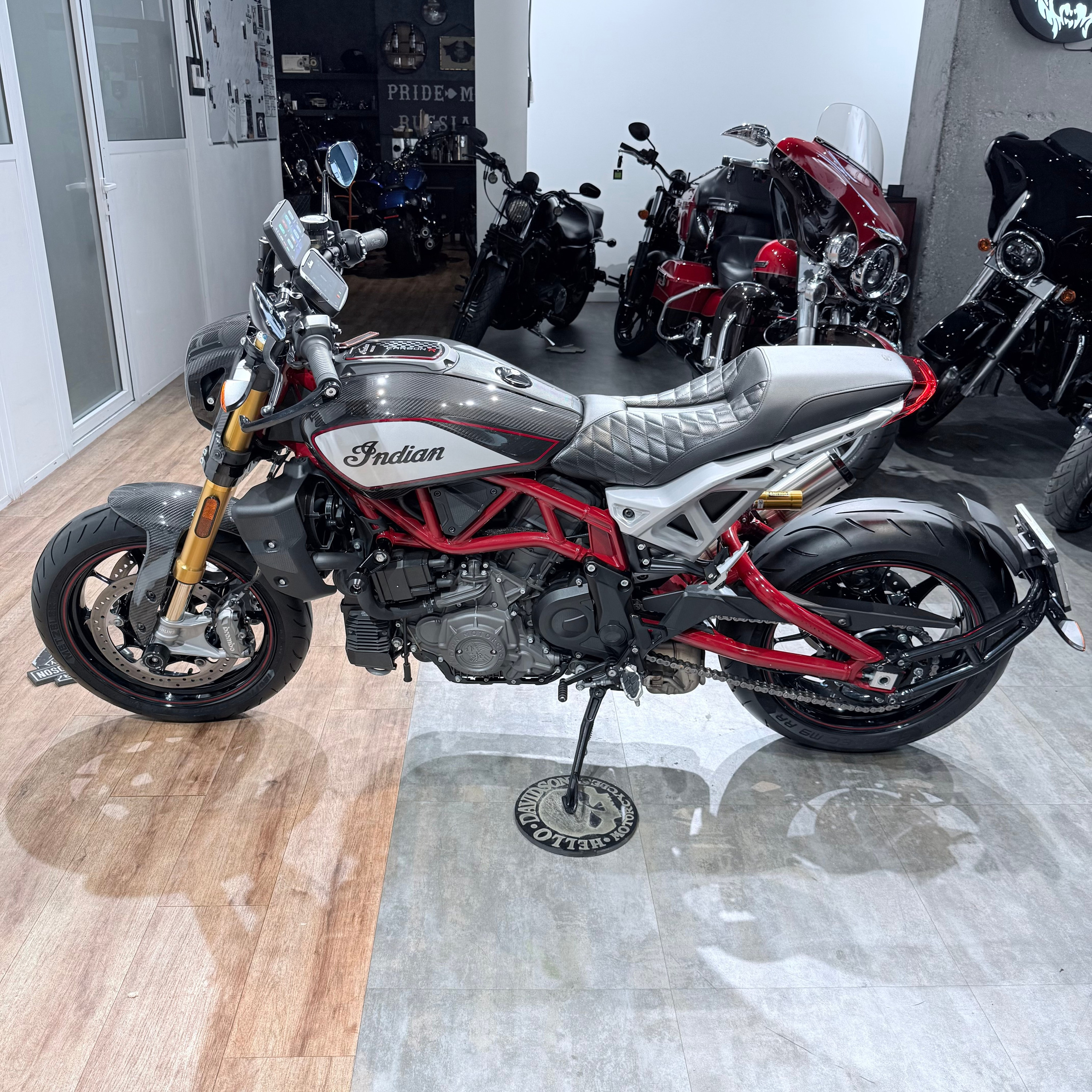 2022 INDIAN FТR 1200 «Сarbon R 1977». Hello Davidson, Москва. Только хорошие мотоциклы…