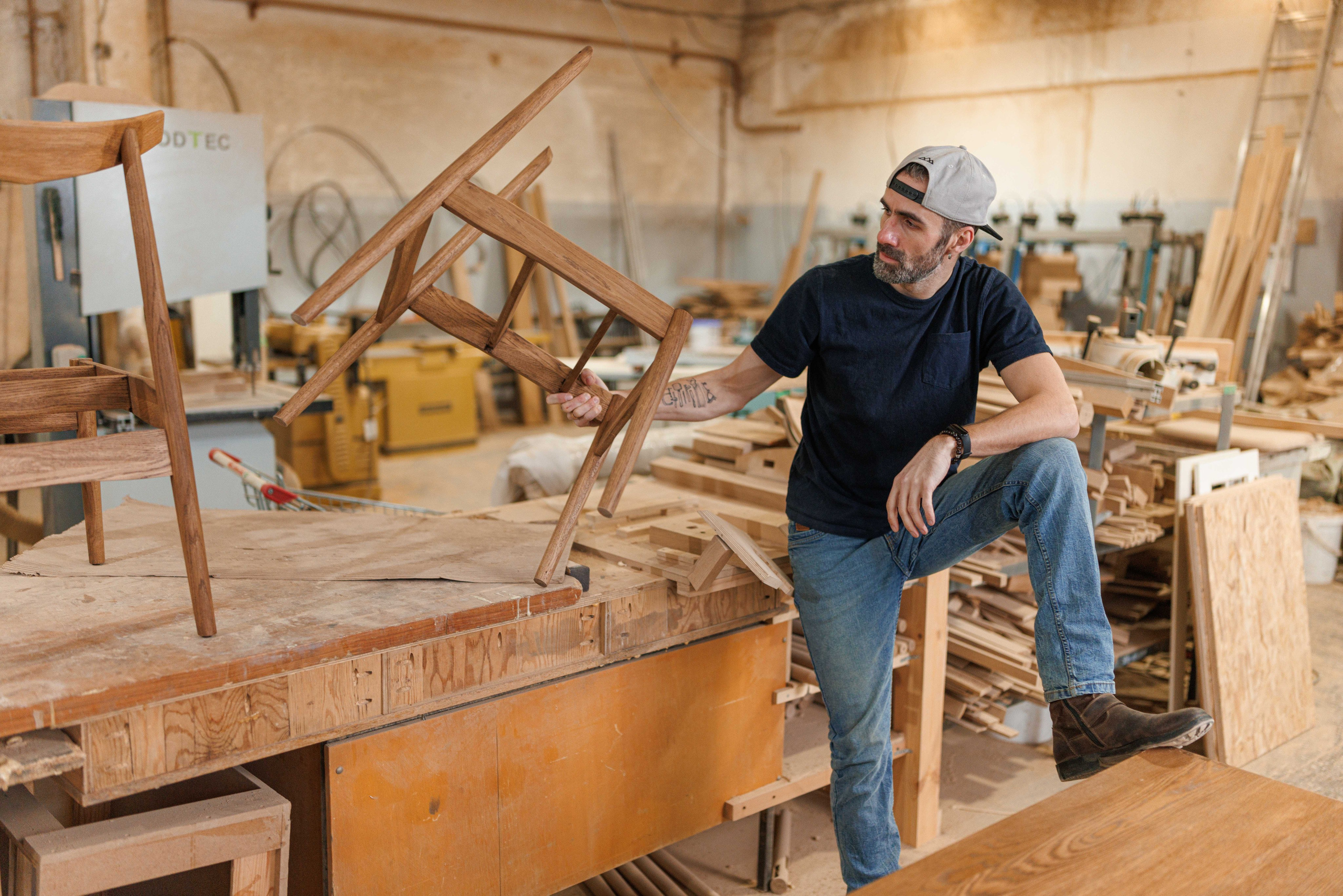 Артур и его стулья. Фотограф Балаев Михаил