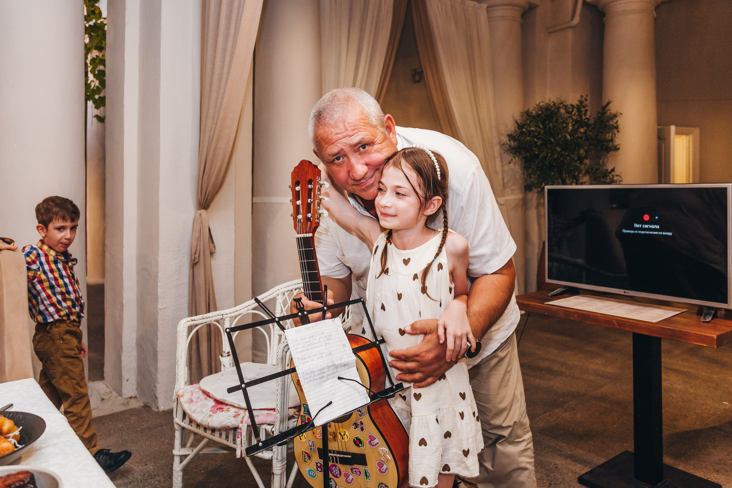 День рождение в уютном ресторане. Фотограф Денис Денисов