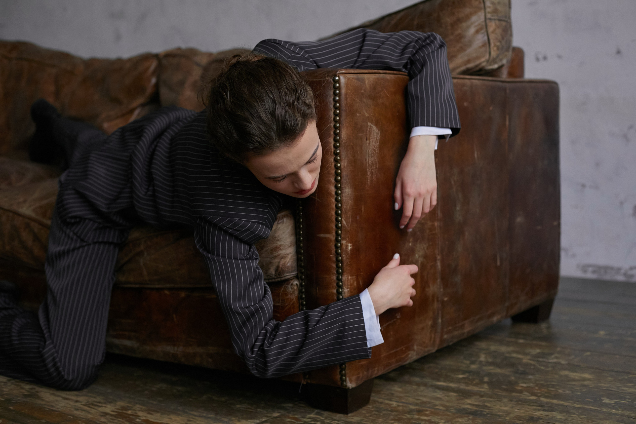 Фотограф в Москве. Студия. Студийный портрет. Девушка в пиджаке. Девушка на кожаном диване. Красивая девушка в мужском костюме. Женский портрет.