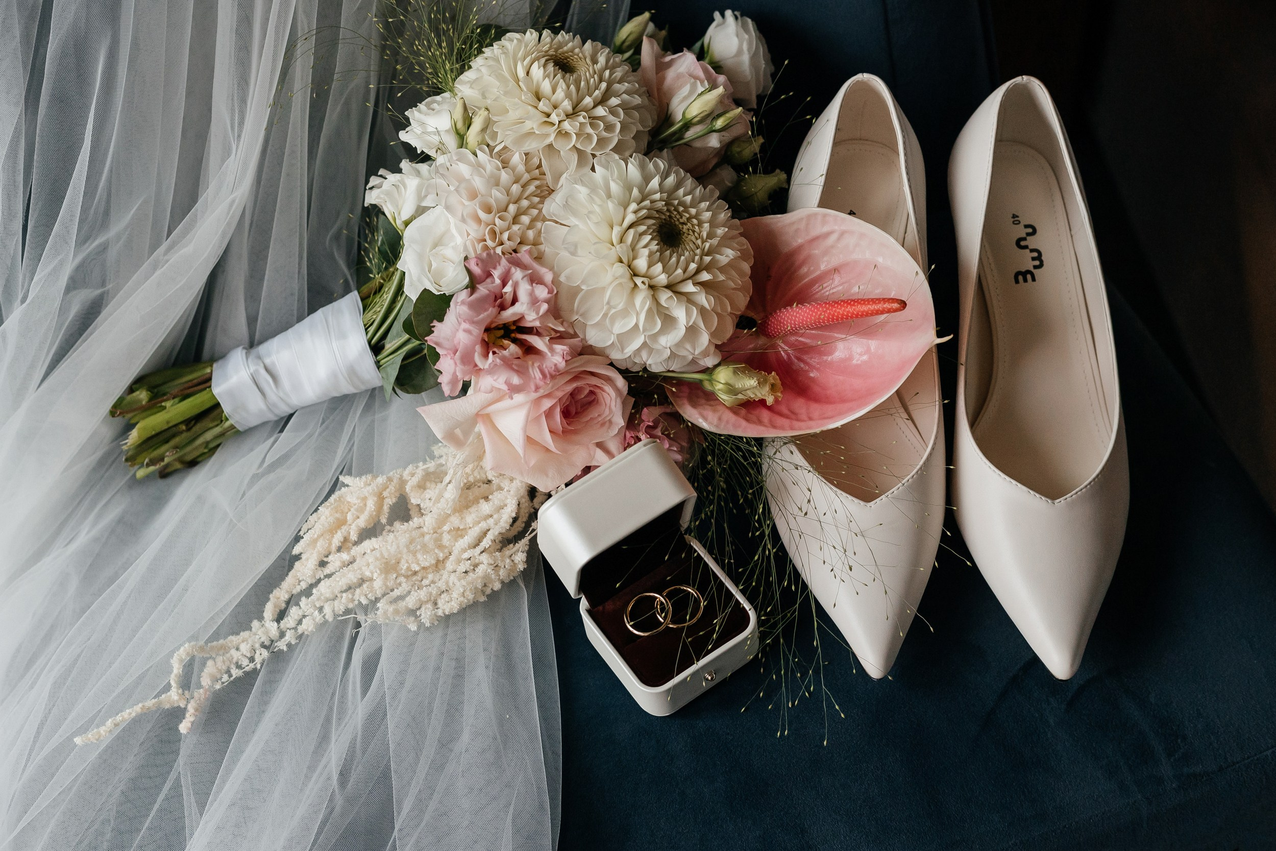 свадебные кольца туфли букет