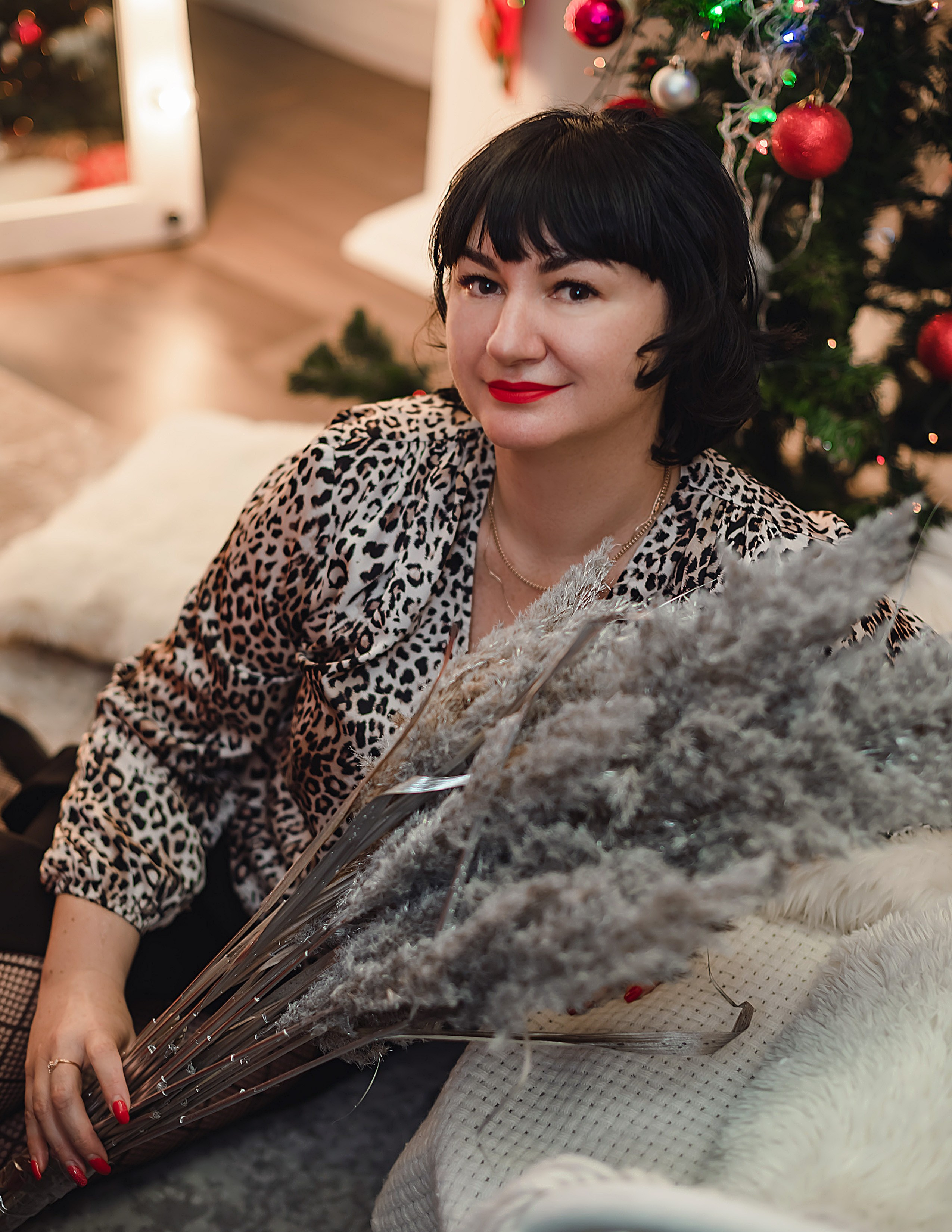 Новогодний портрет женщины в студии.