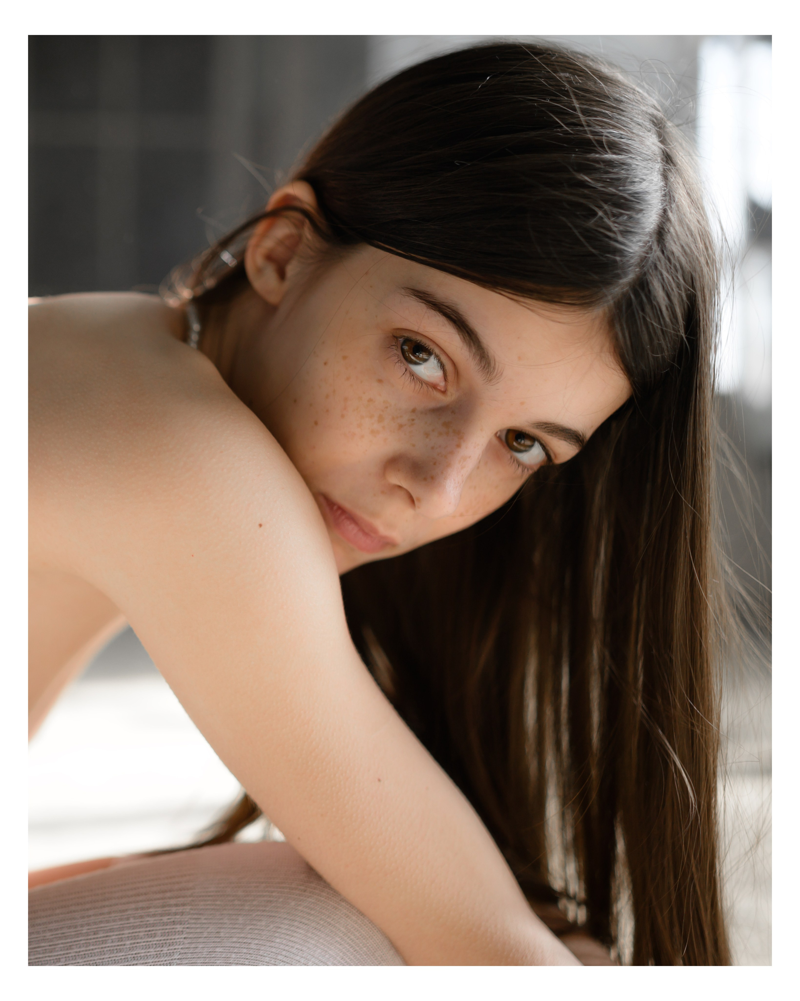 фотограф Александр Стрелков - портрет девушки с съестественным освещением 