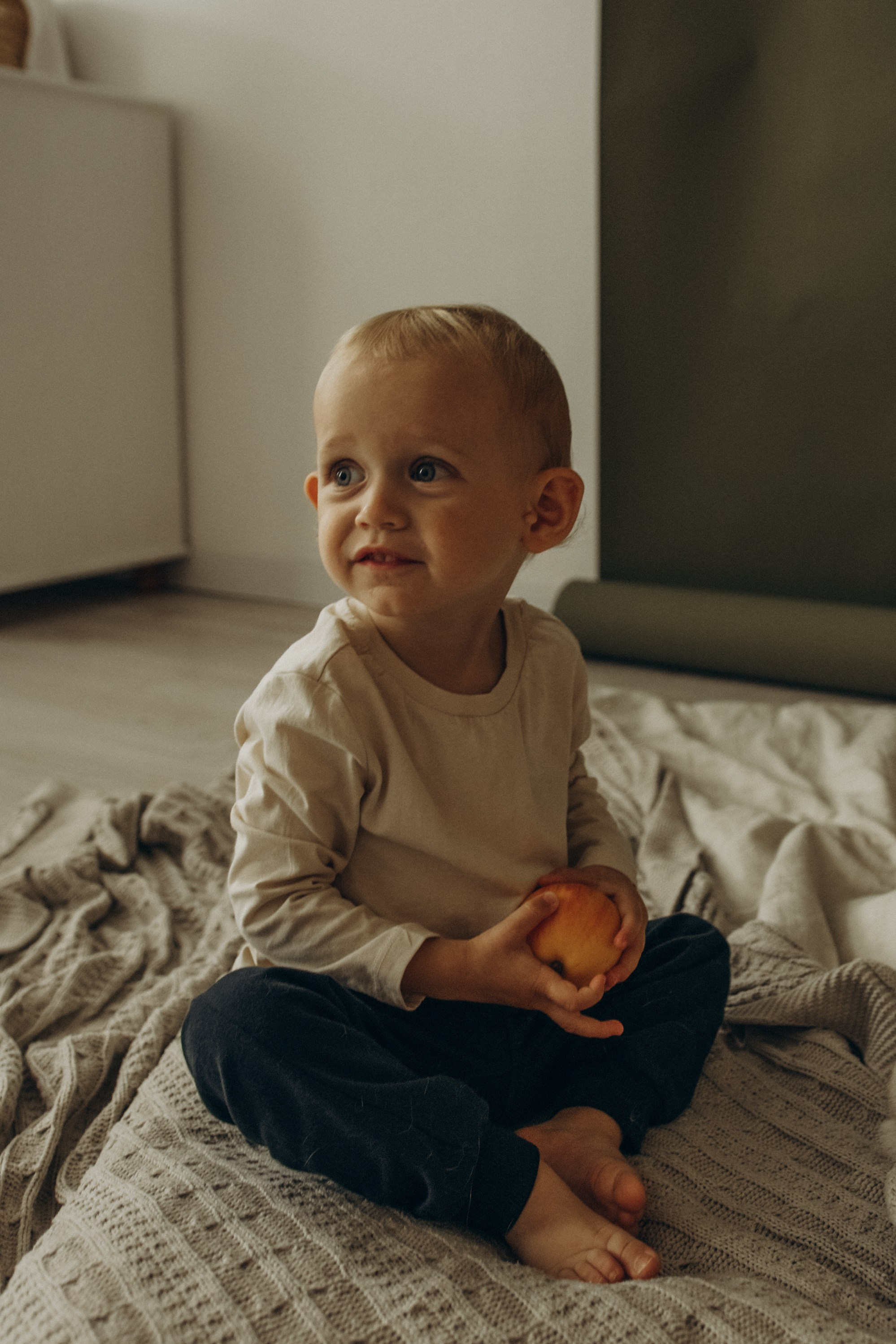 Ярослав и яблоки. Гаврилова Настя семейный фотограф lifestyle в Москве