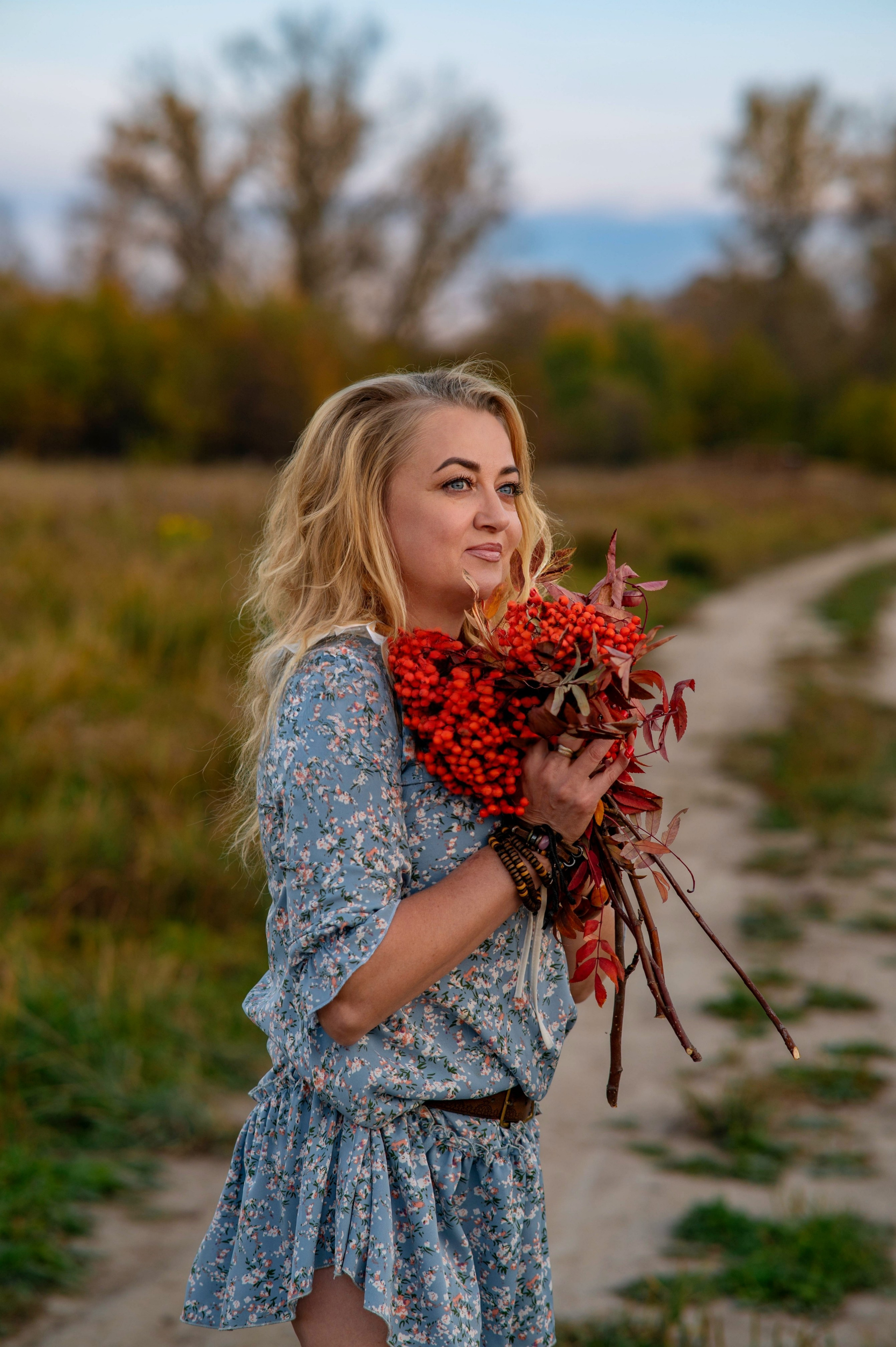 Юлия в осенней природе. Семейный и свадебный фотограф в Абакане Юлия Су