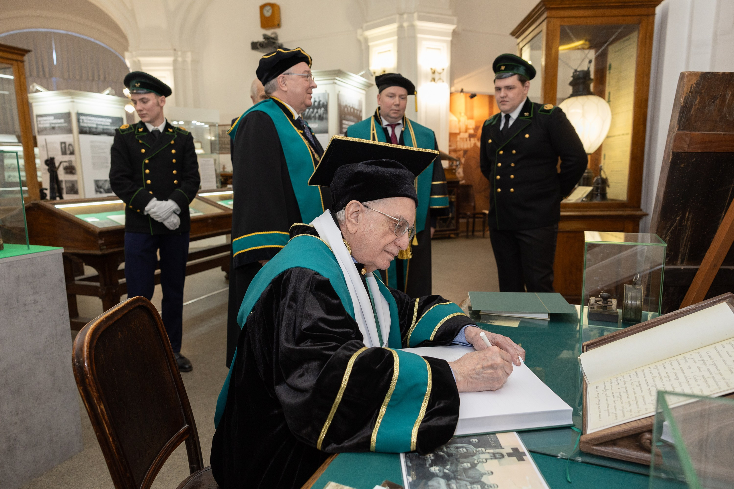 Вручения Мантия Почётного доктора директору Эрмитажа Михаилу Пиотровскому. Cup of Bib