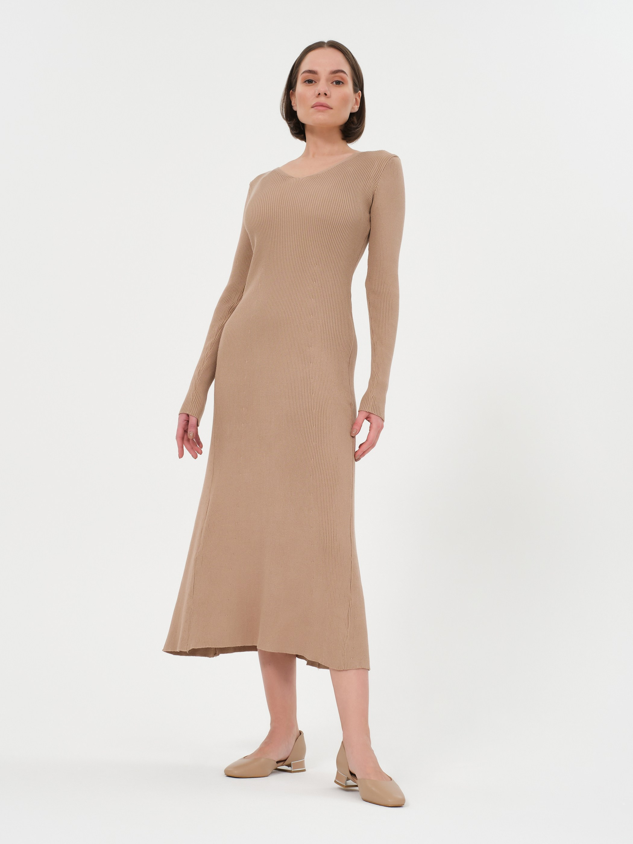 Девушка в длинном бежевом платье