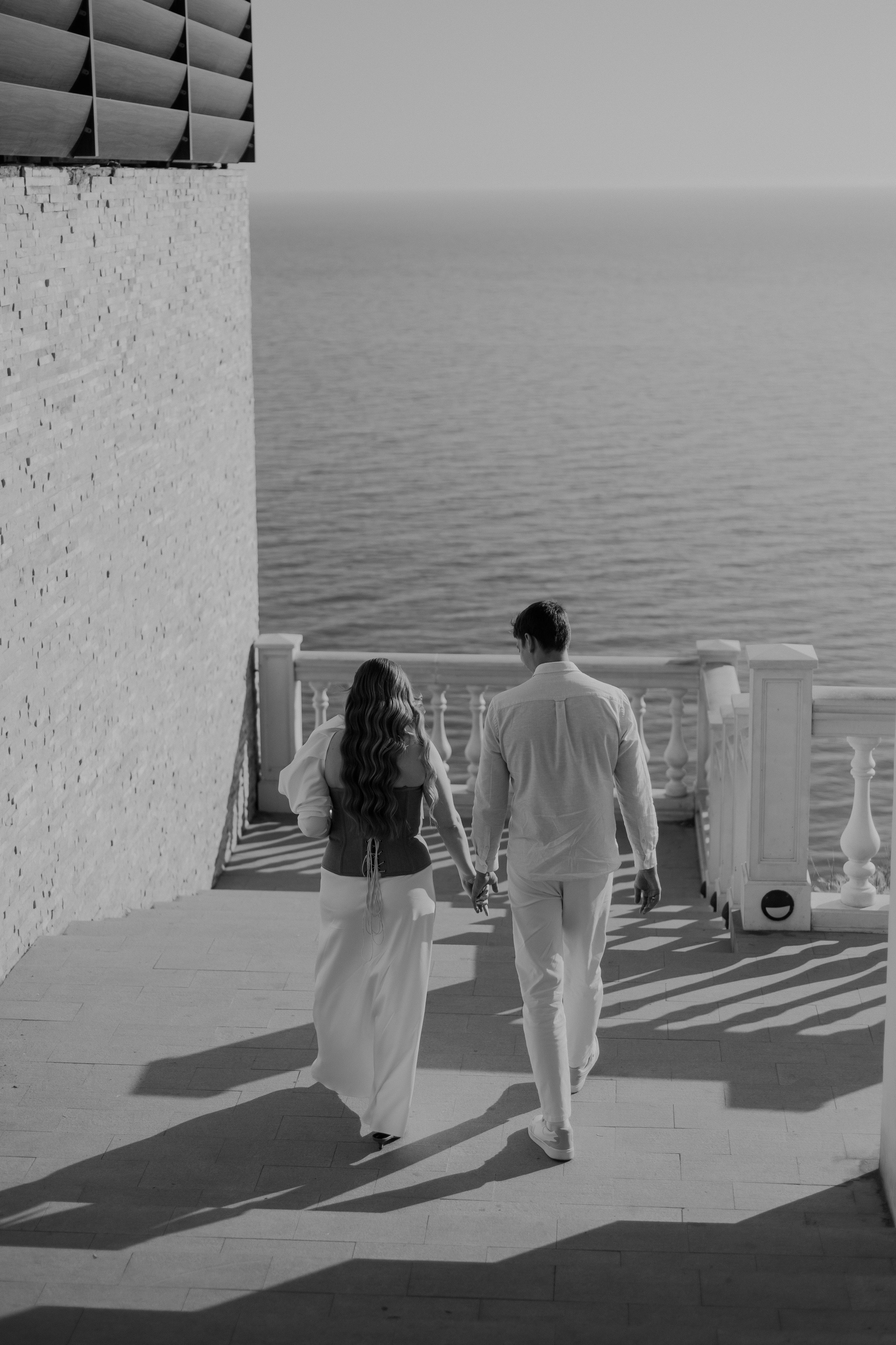 Свадебная фотография молодоженов на фоне побережья Анапы: романтический момент у моря