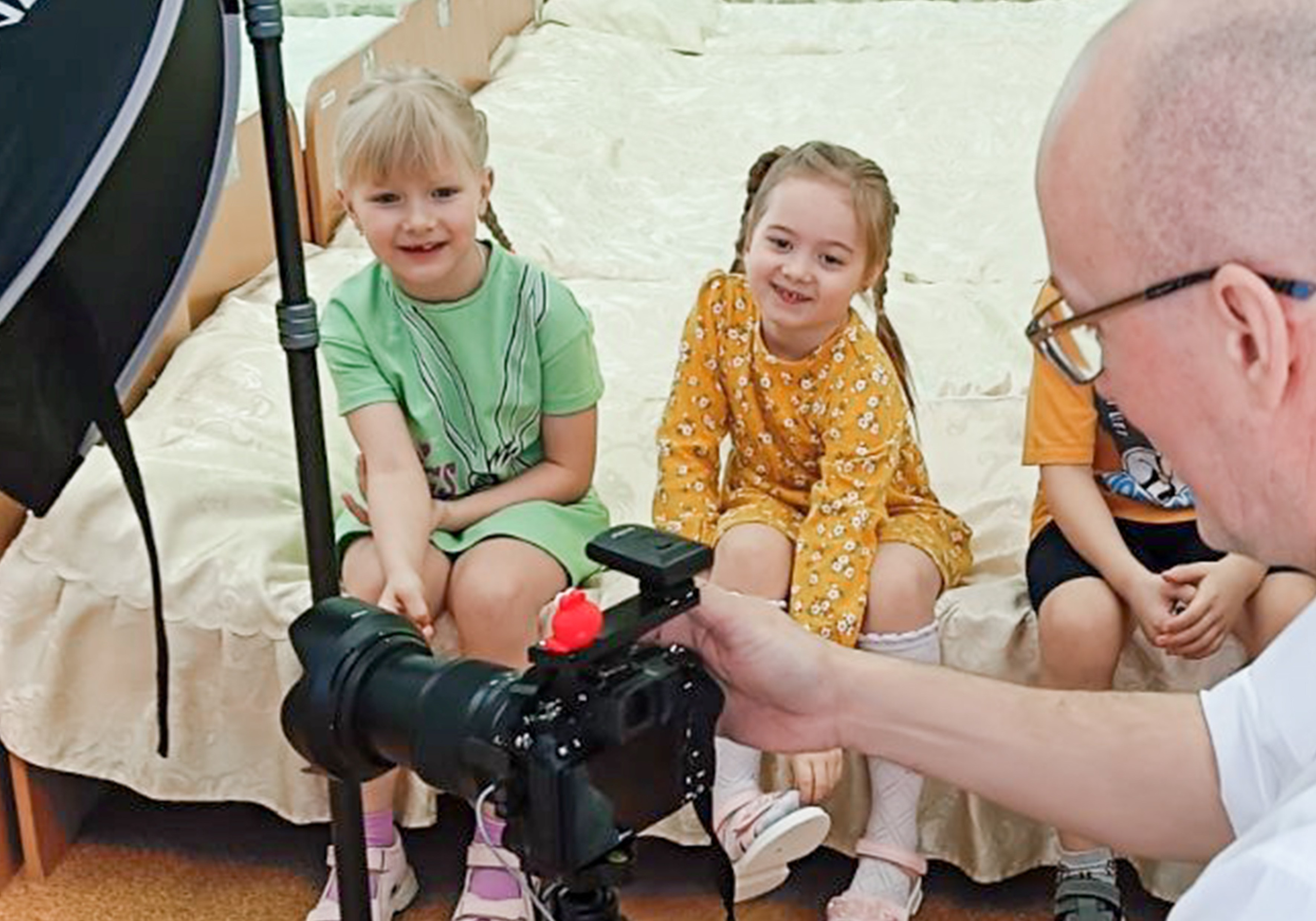 Одного фотографирует, остальные - группа поддержки