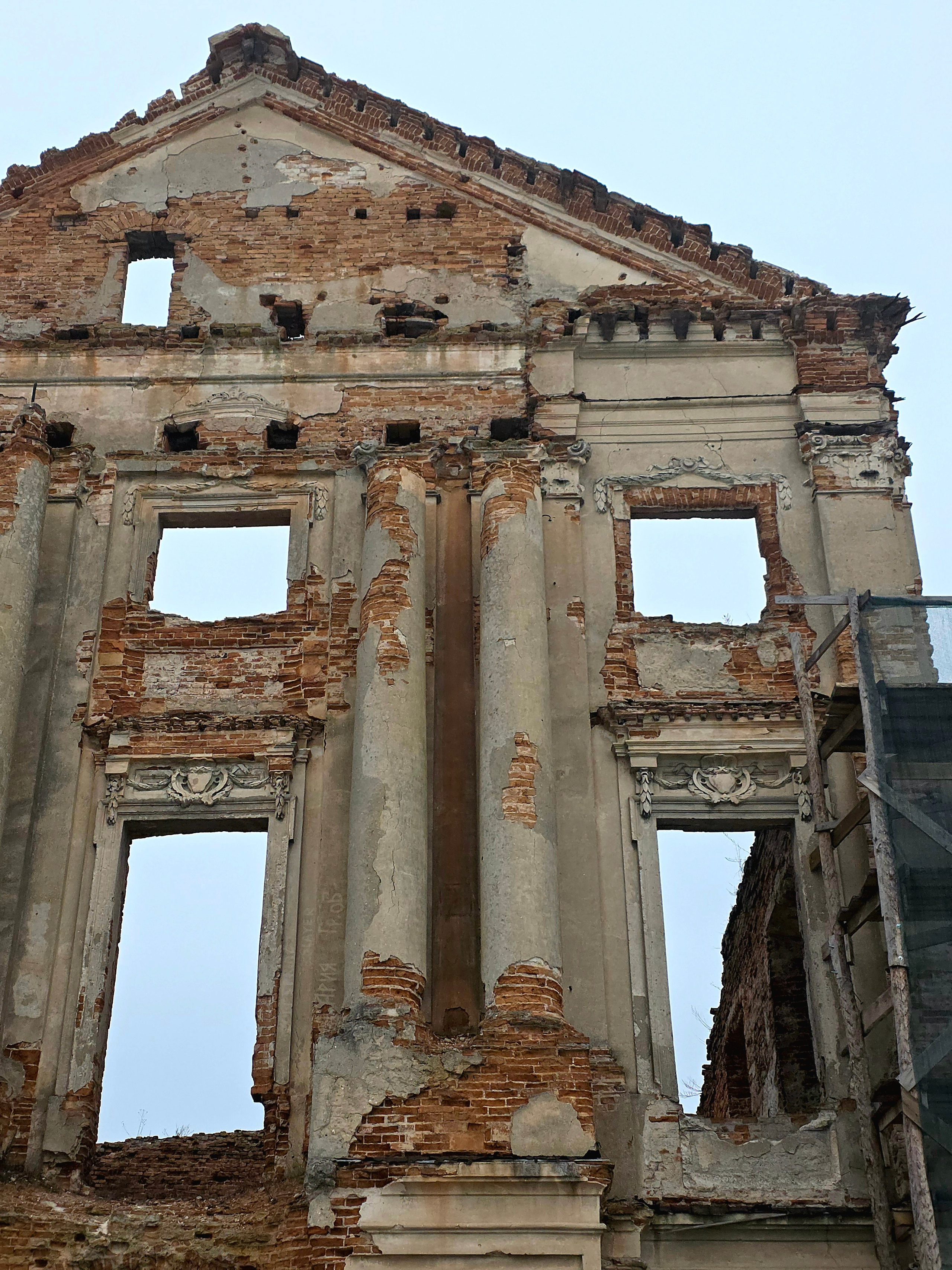 Главную усадьбу укрепляют, но восстанавливать пока даже не планируют