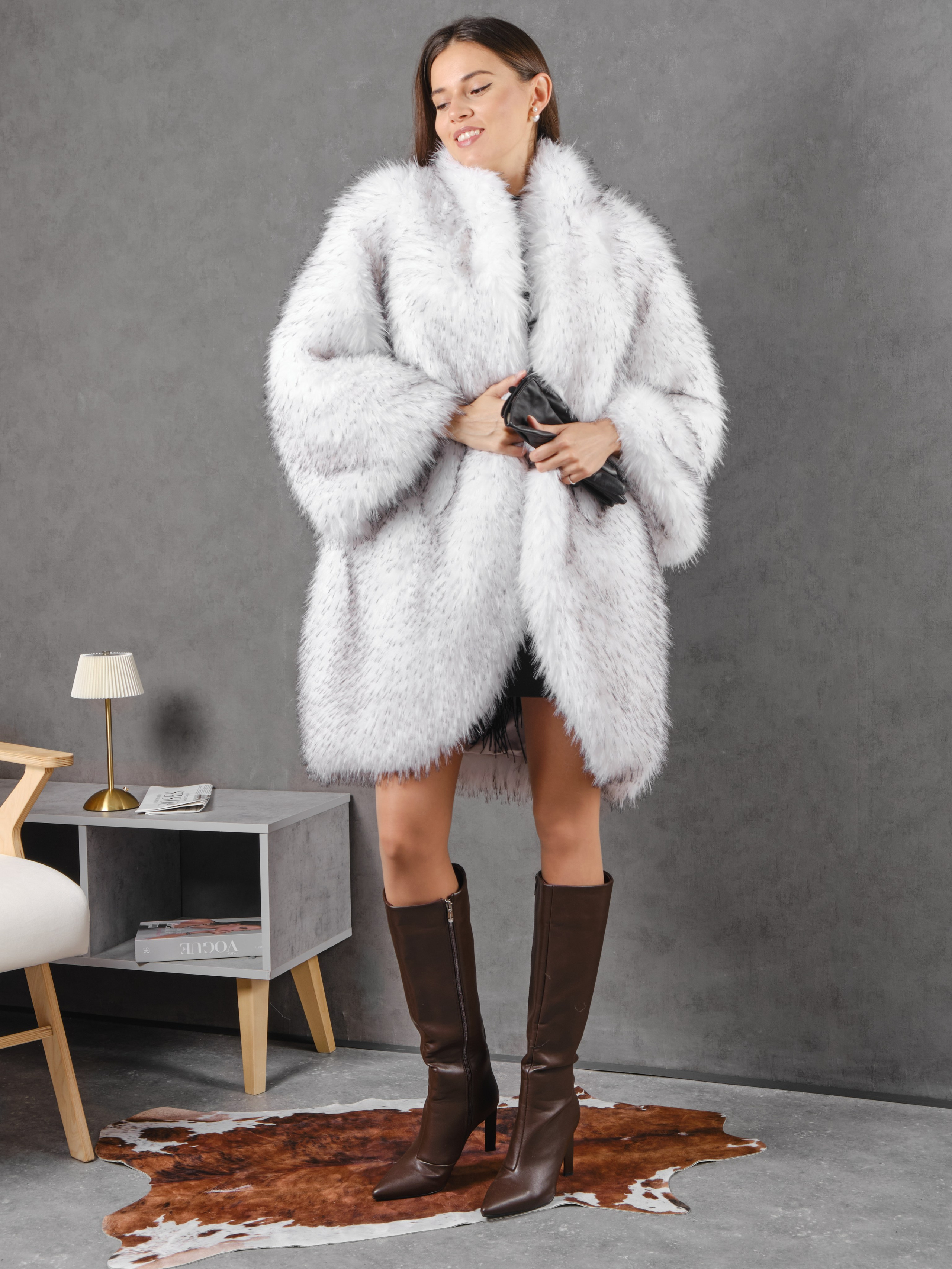 Шубы на сером фоне. Фотостудия для Wildberries Ozon