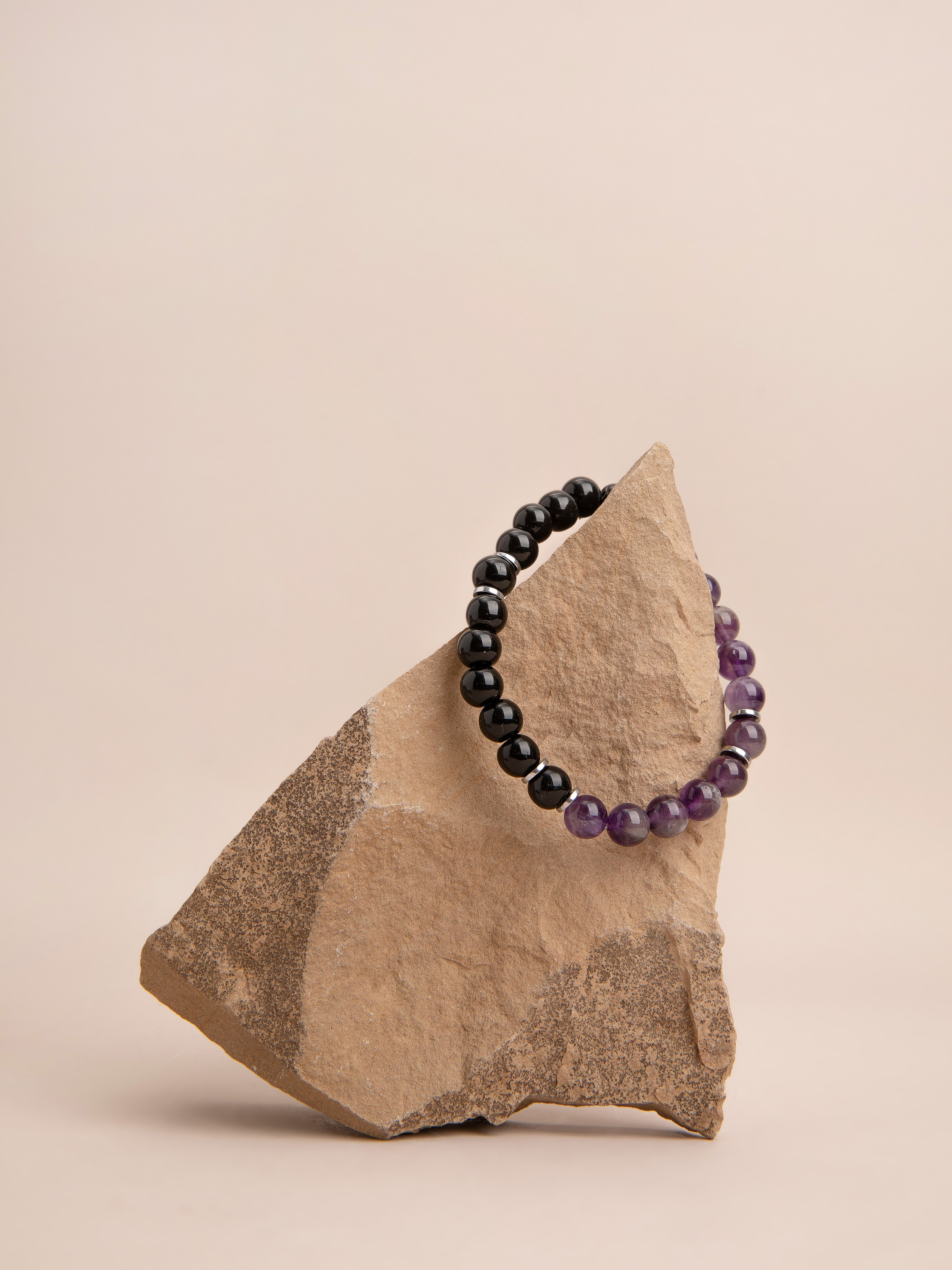 Браслеты ручной работы. Фотостудия предметной и модельной съёмки для маркетплейсов