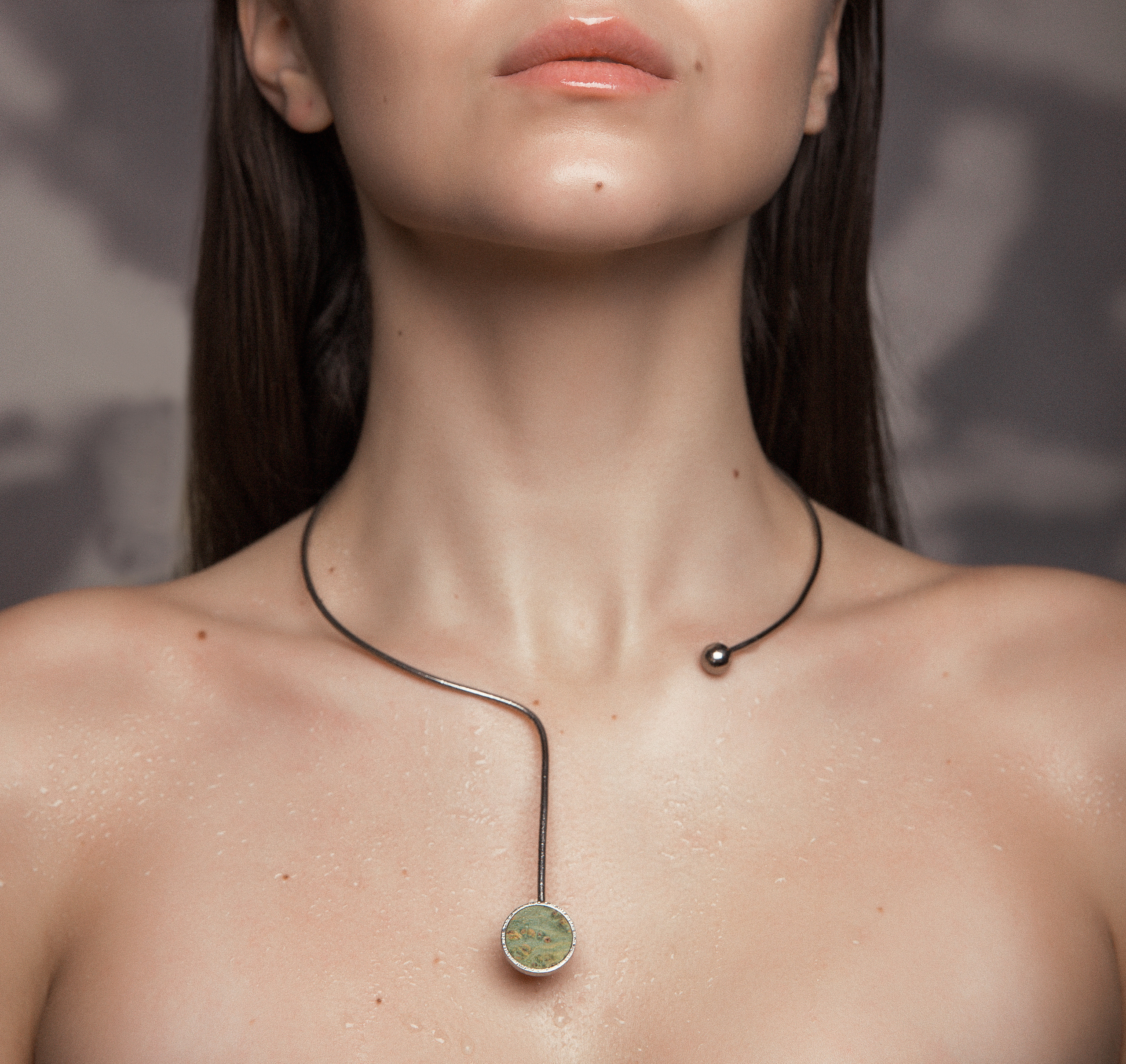 Красивое украшение на шее девушки